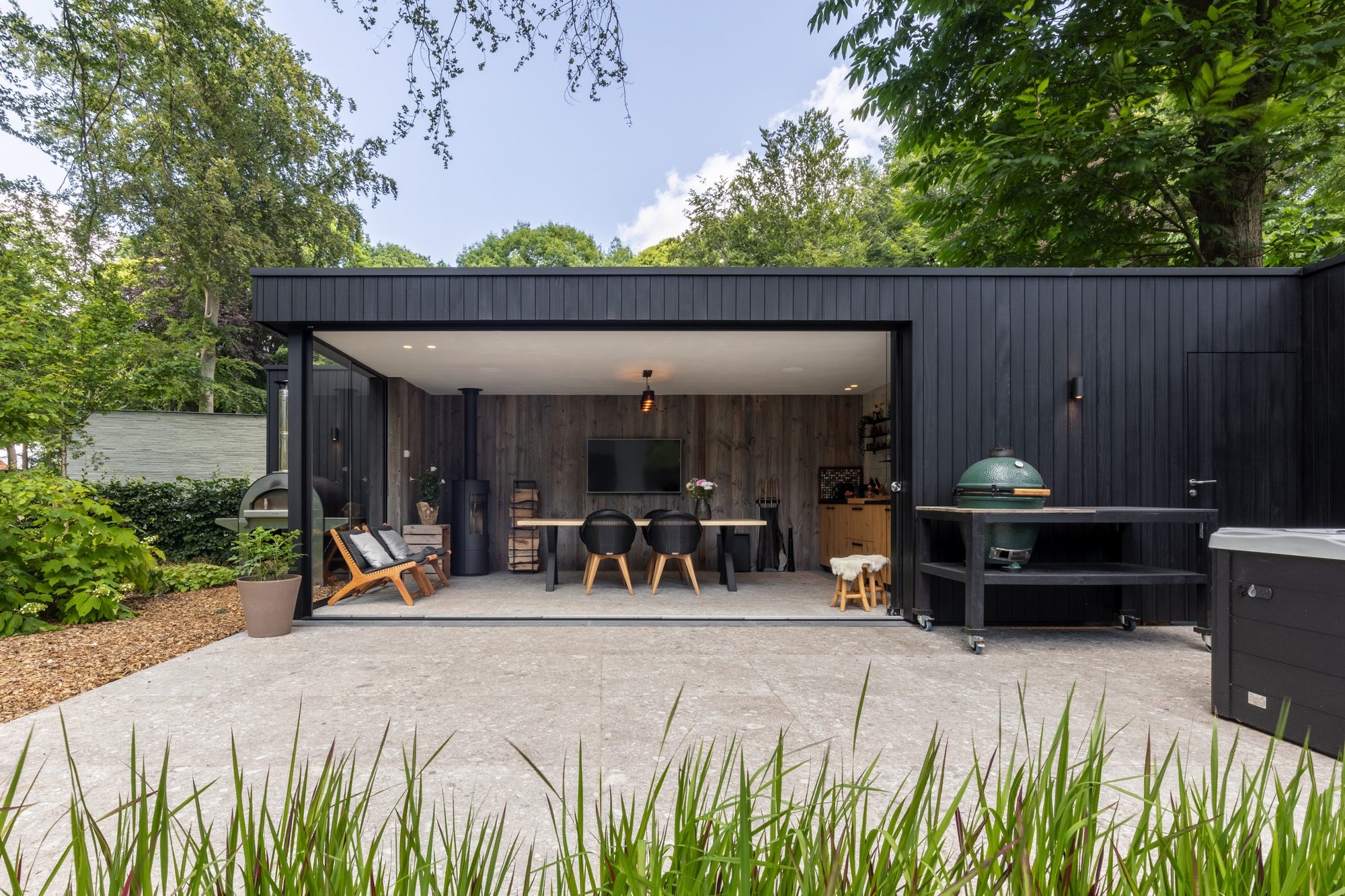 Pool house en bois avec jacuzzi
