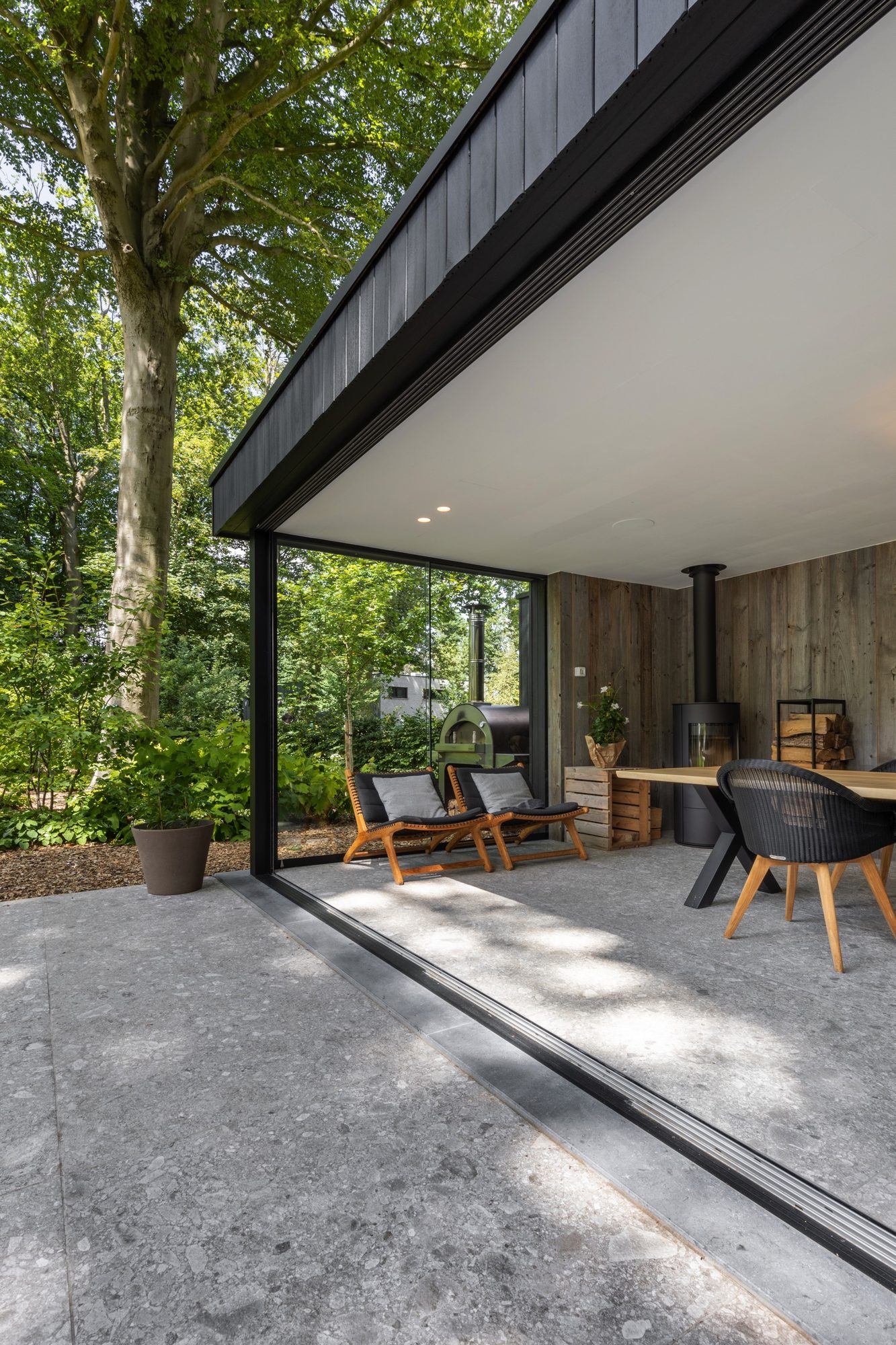 Dépedance moderne en bois noir