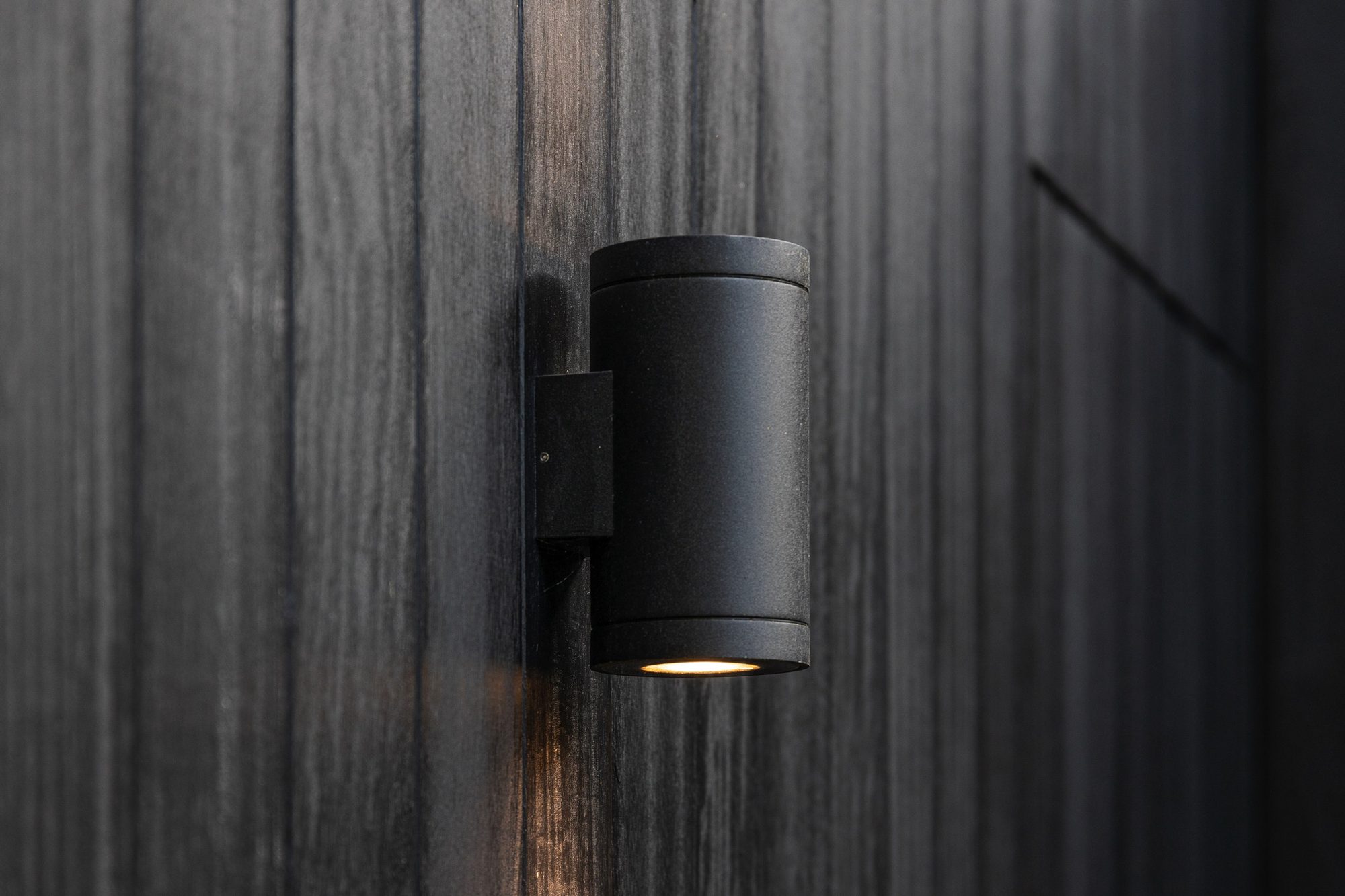 Spot extérieur noir sur paroi en bois noir