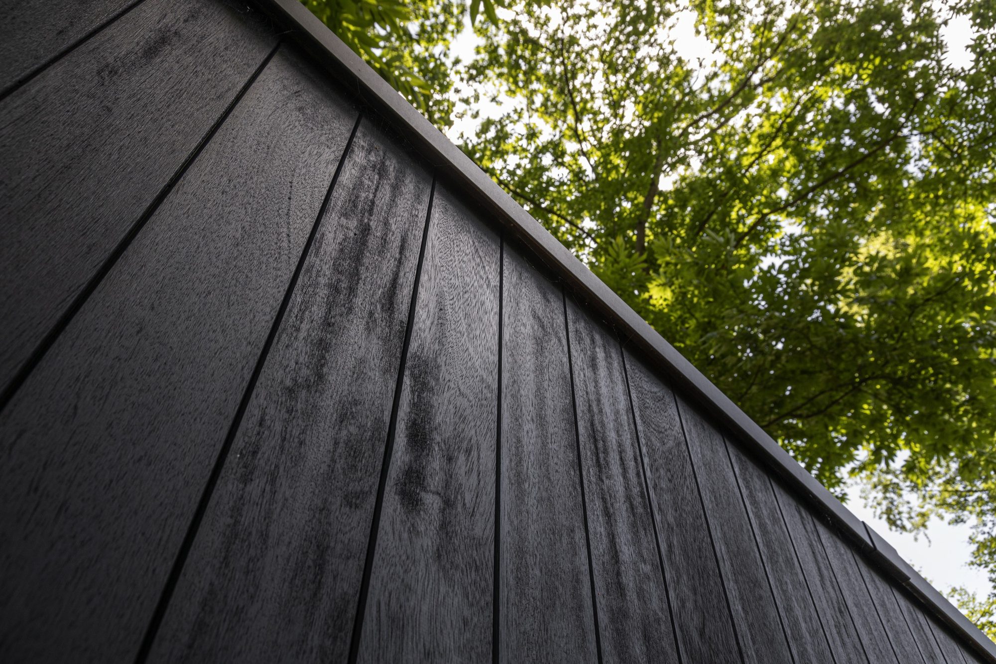 Bois tropical iroko teinté noir