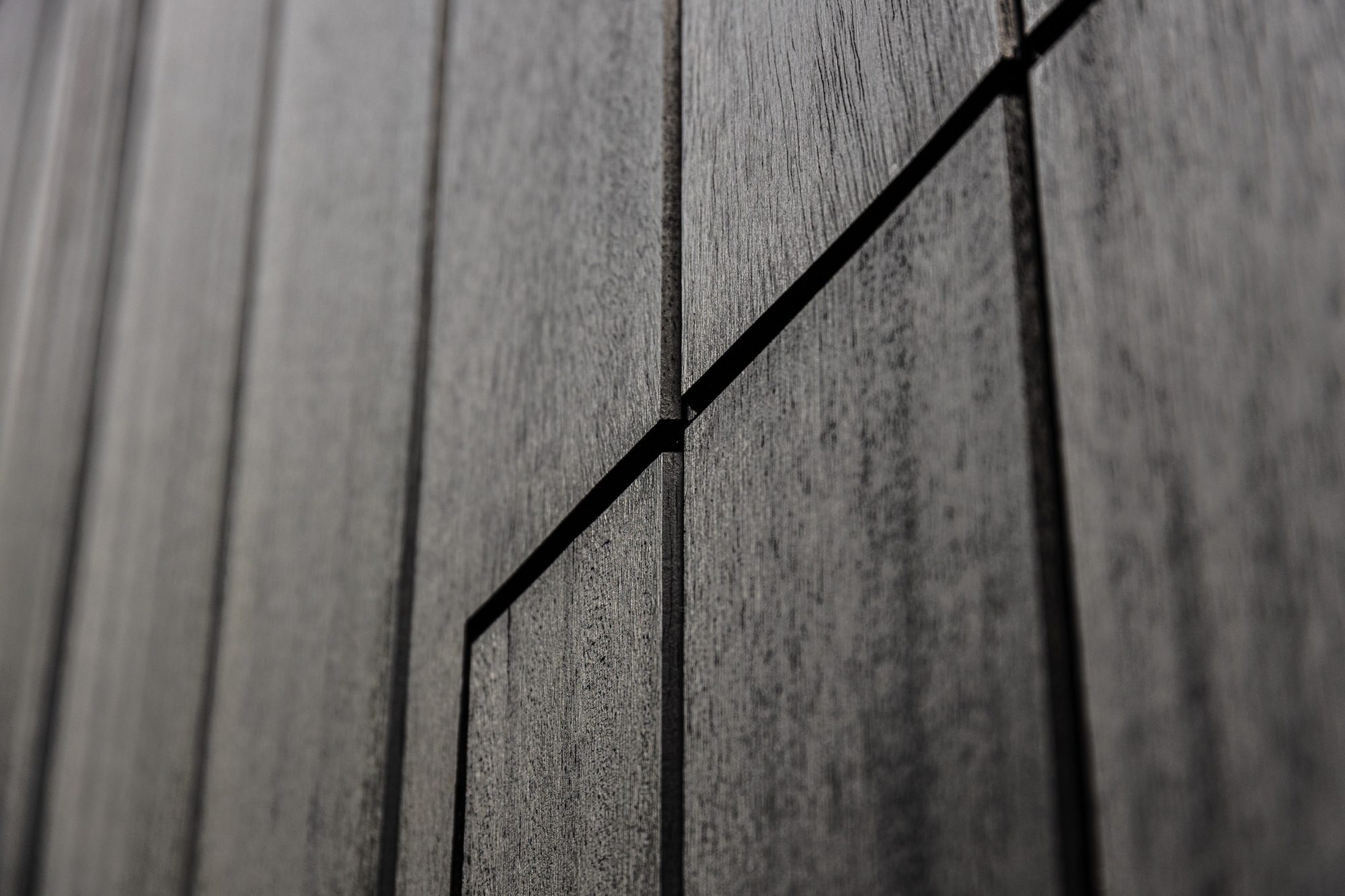Porte en bois noir