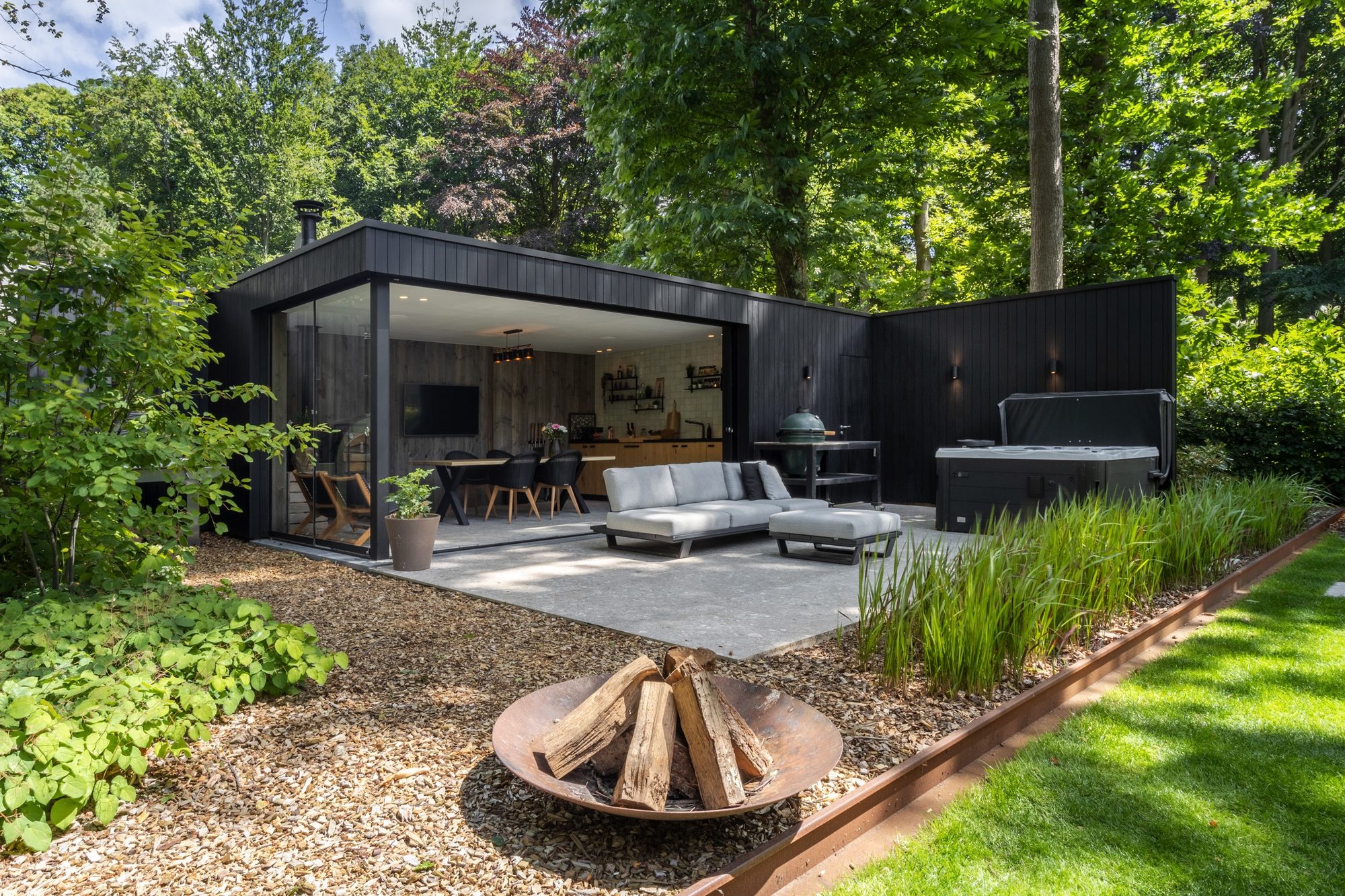 Chambre de jardin en couleur noire avec jacuzzi