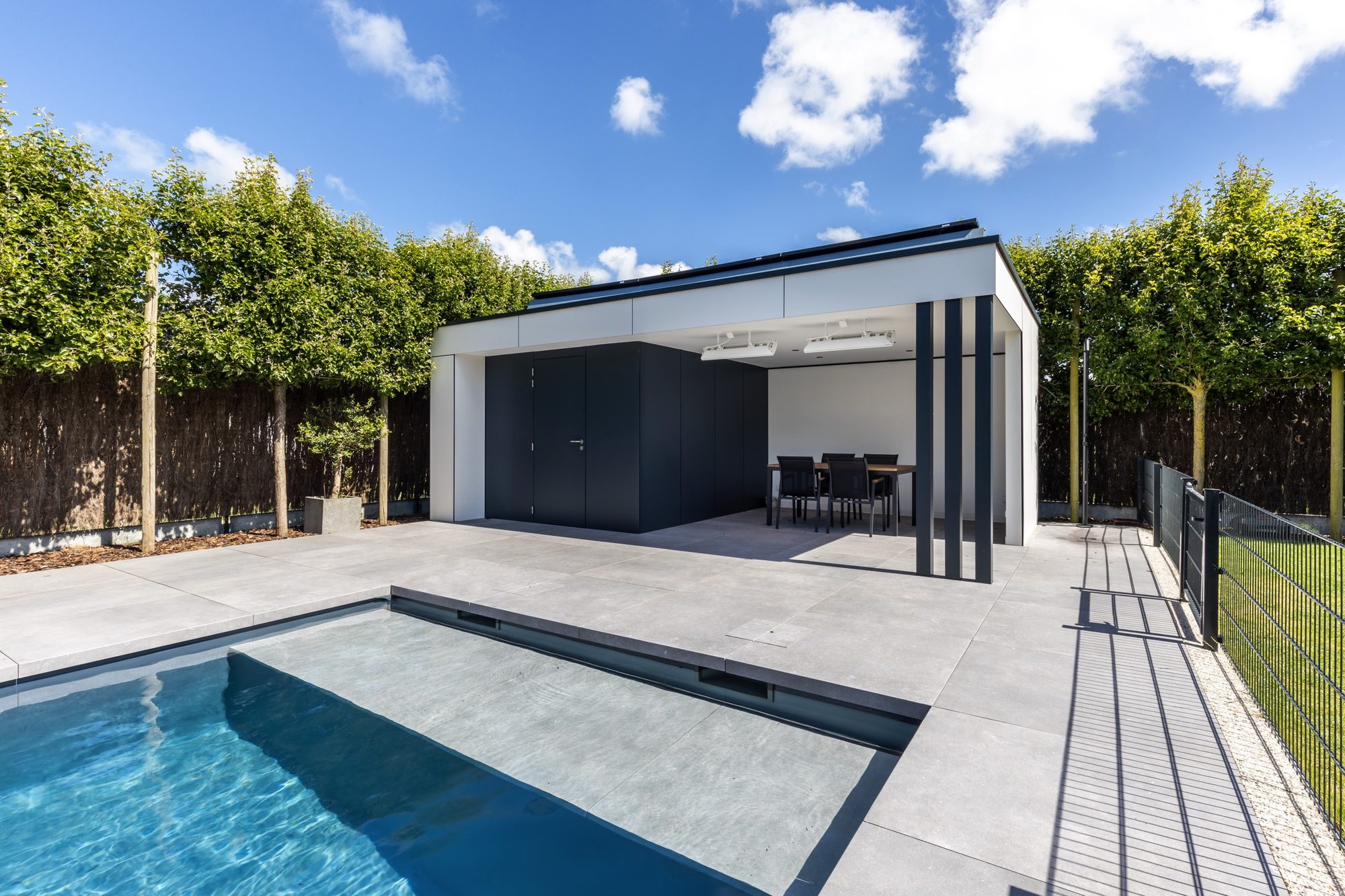 Poolhouse in Trespa met aluminium palen