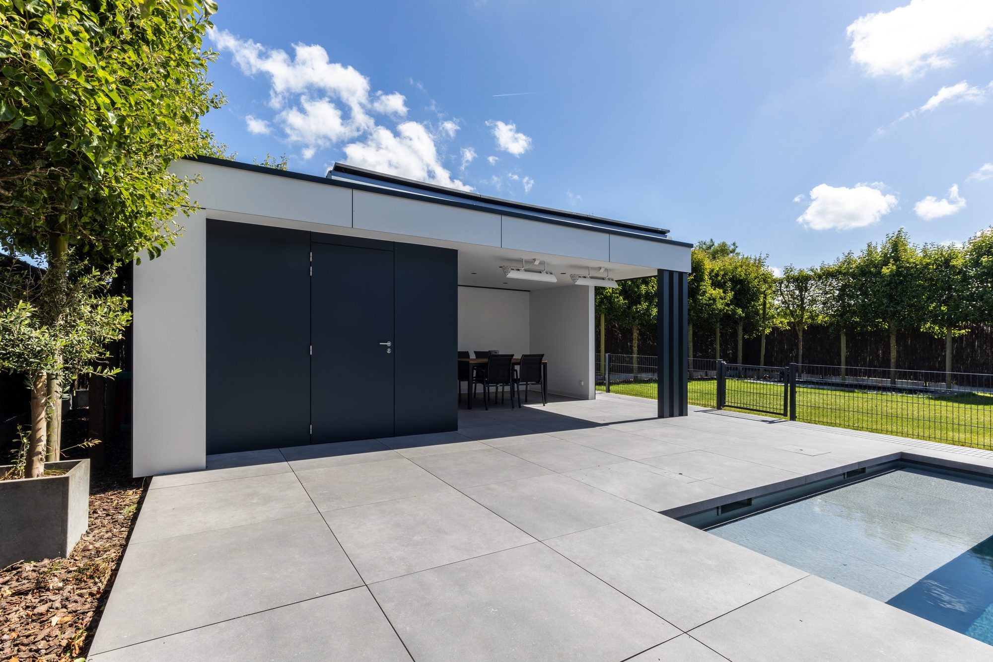 Moderne poolhouse in Trespa