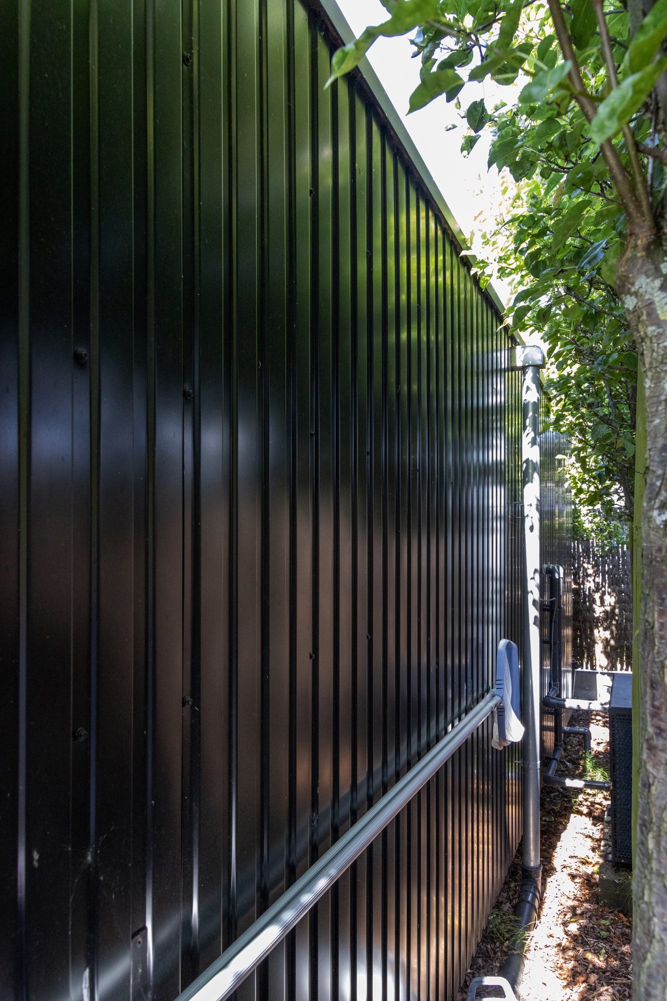 Achterwand in zwarte staalplaat