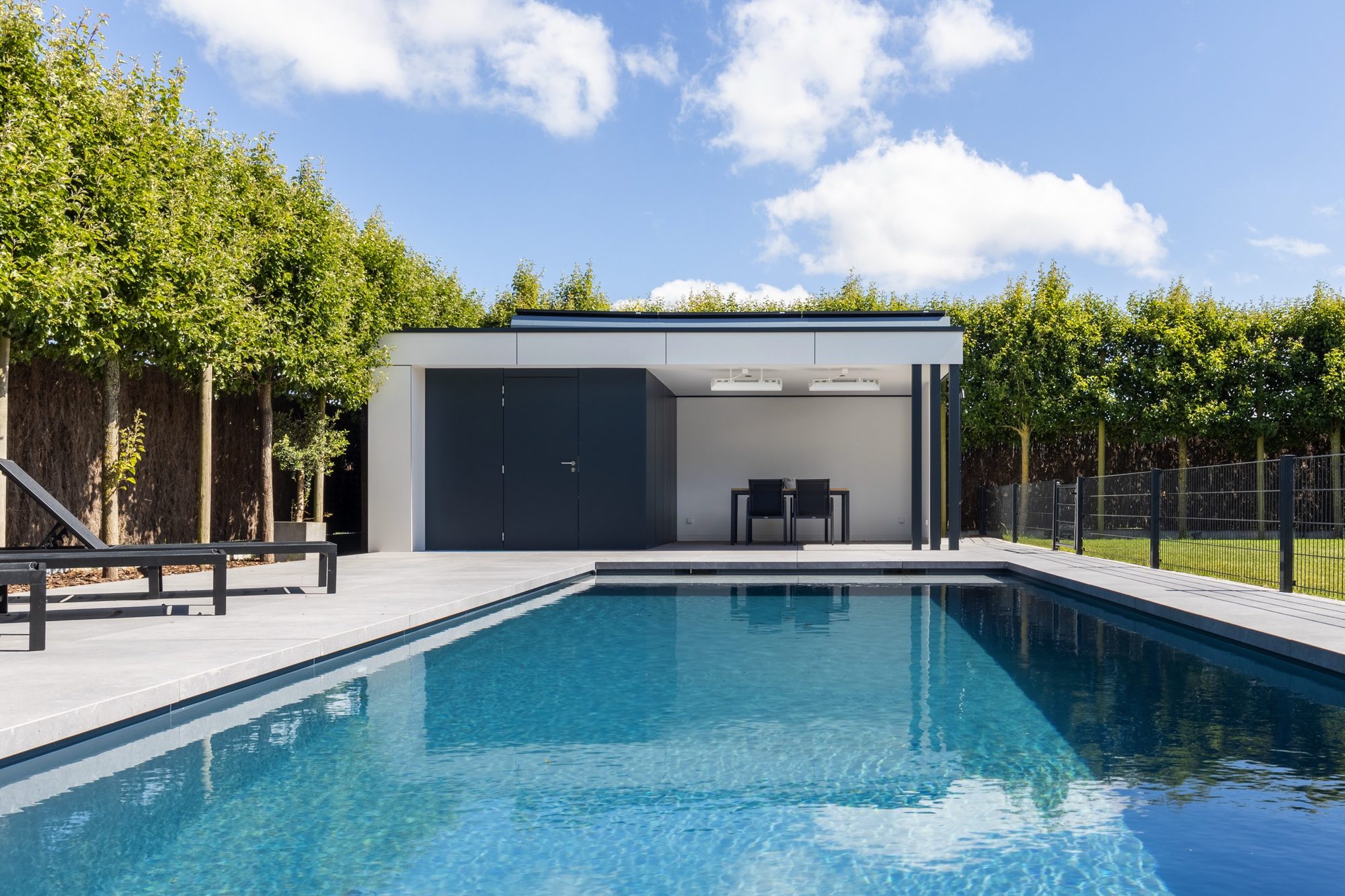 Poolhouse in Trespa met aluminium palen
