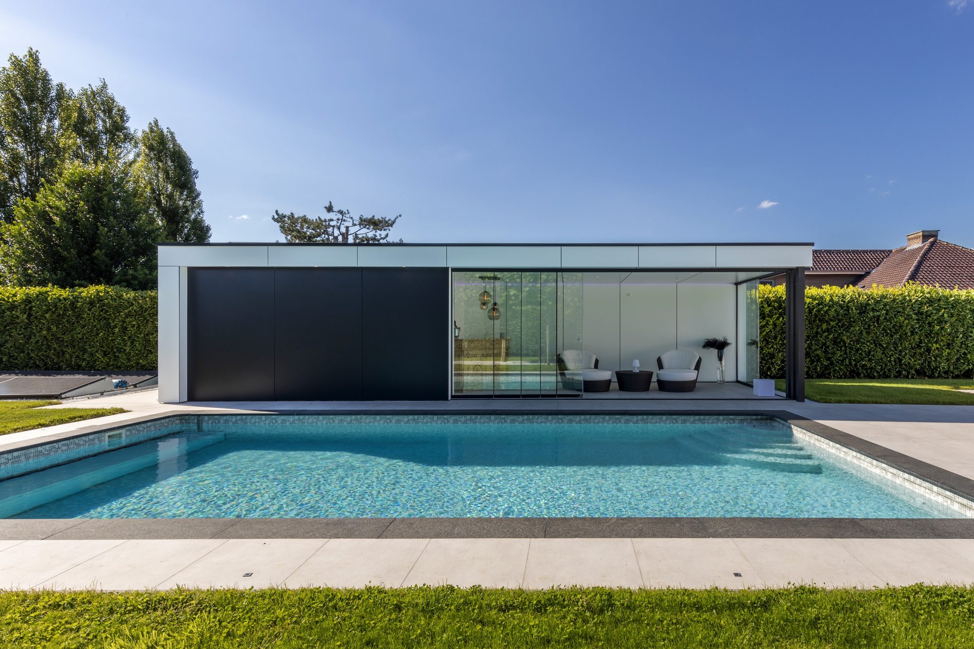 poolhouse met witte en zwarte trespa