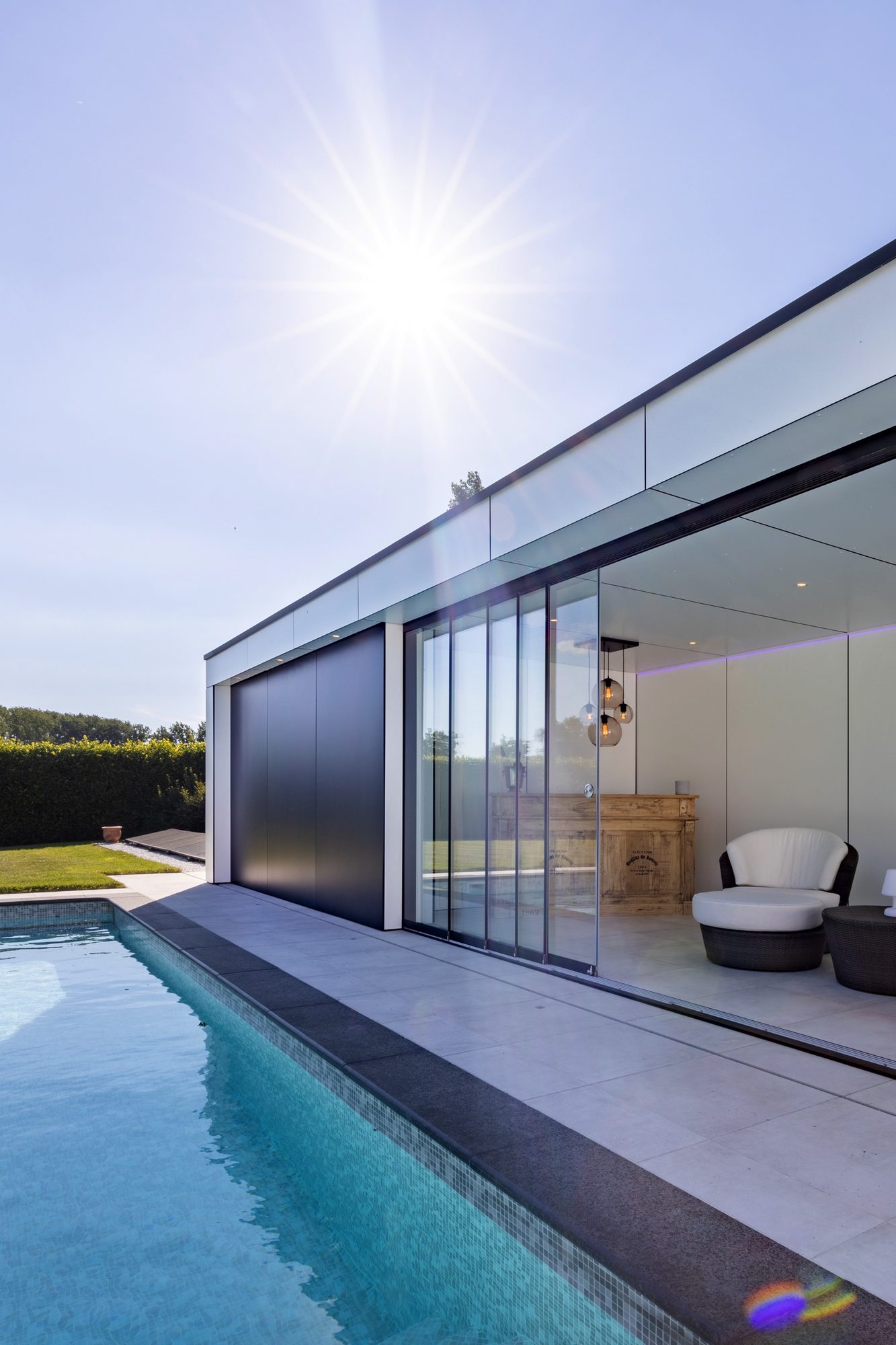 moderne poolhouse met schuiframen