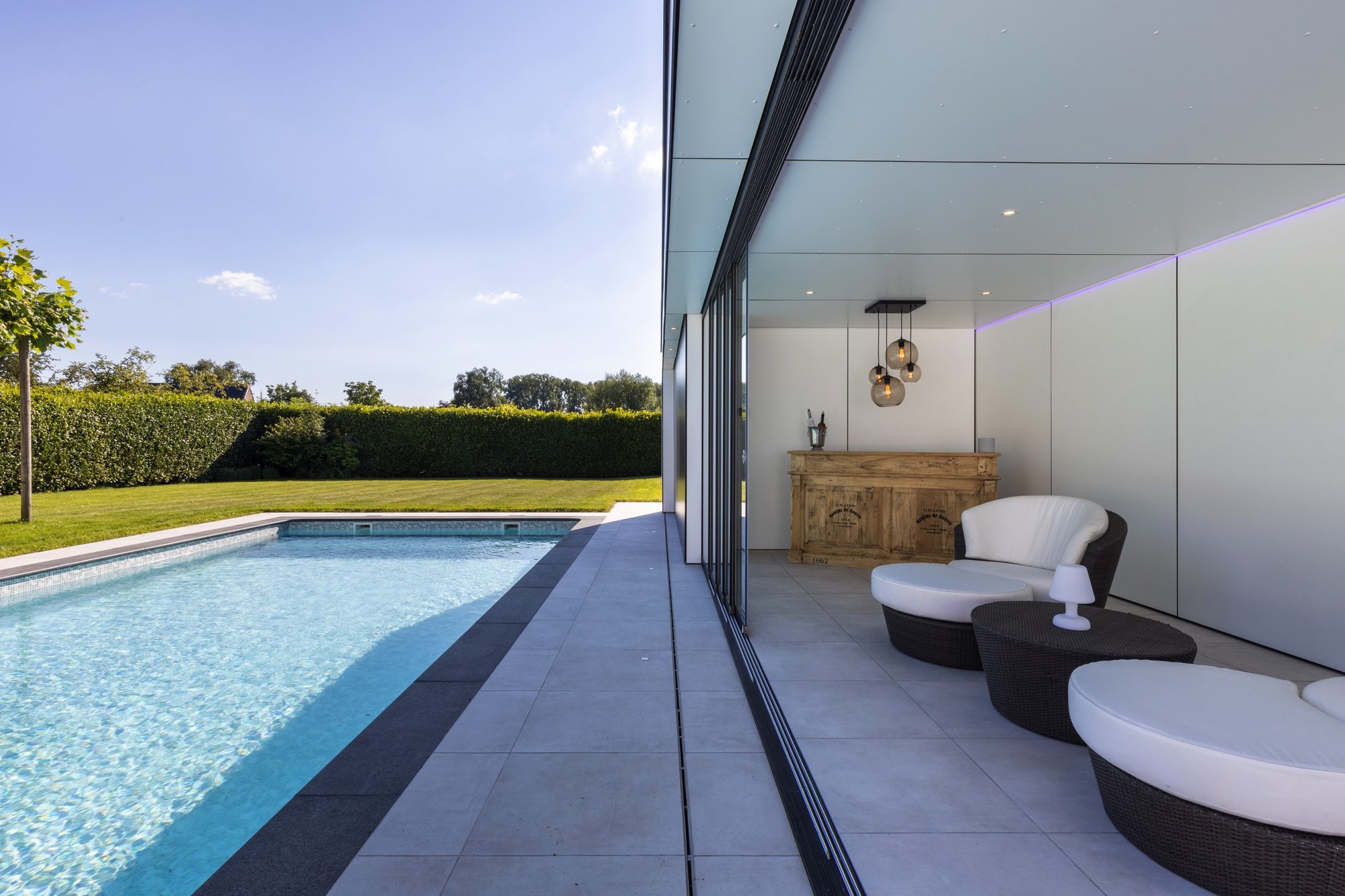 strakke poolhouse in trespa