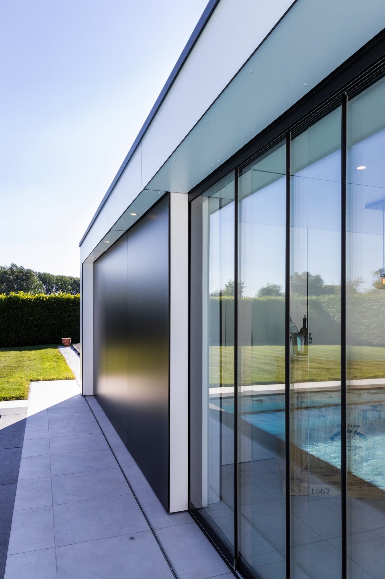 Poolhouse wit zwart