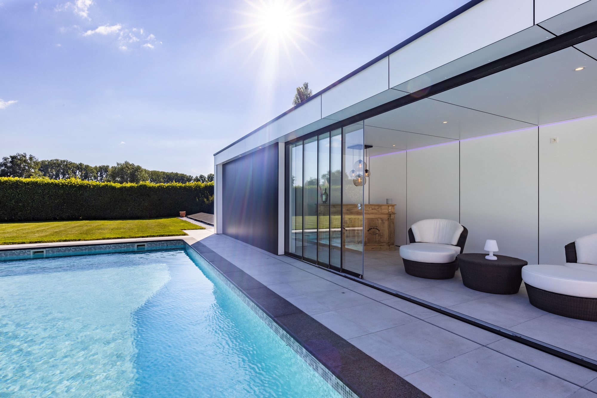 bijgebouw met lounge aan zwembad