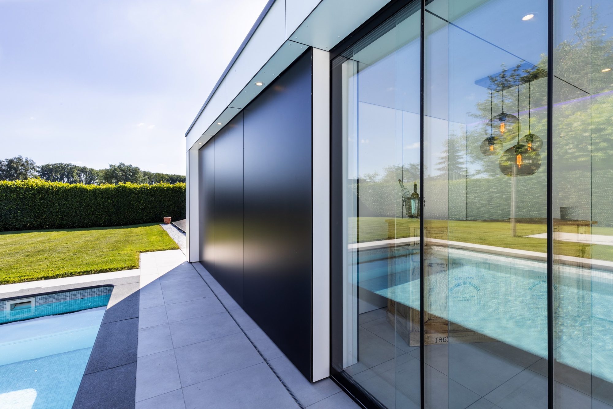 Poolhouse met witte en zwarte Trespa