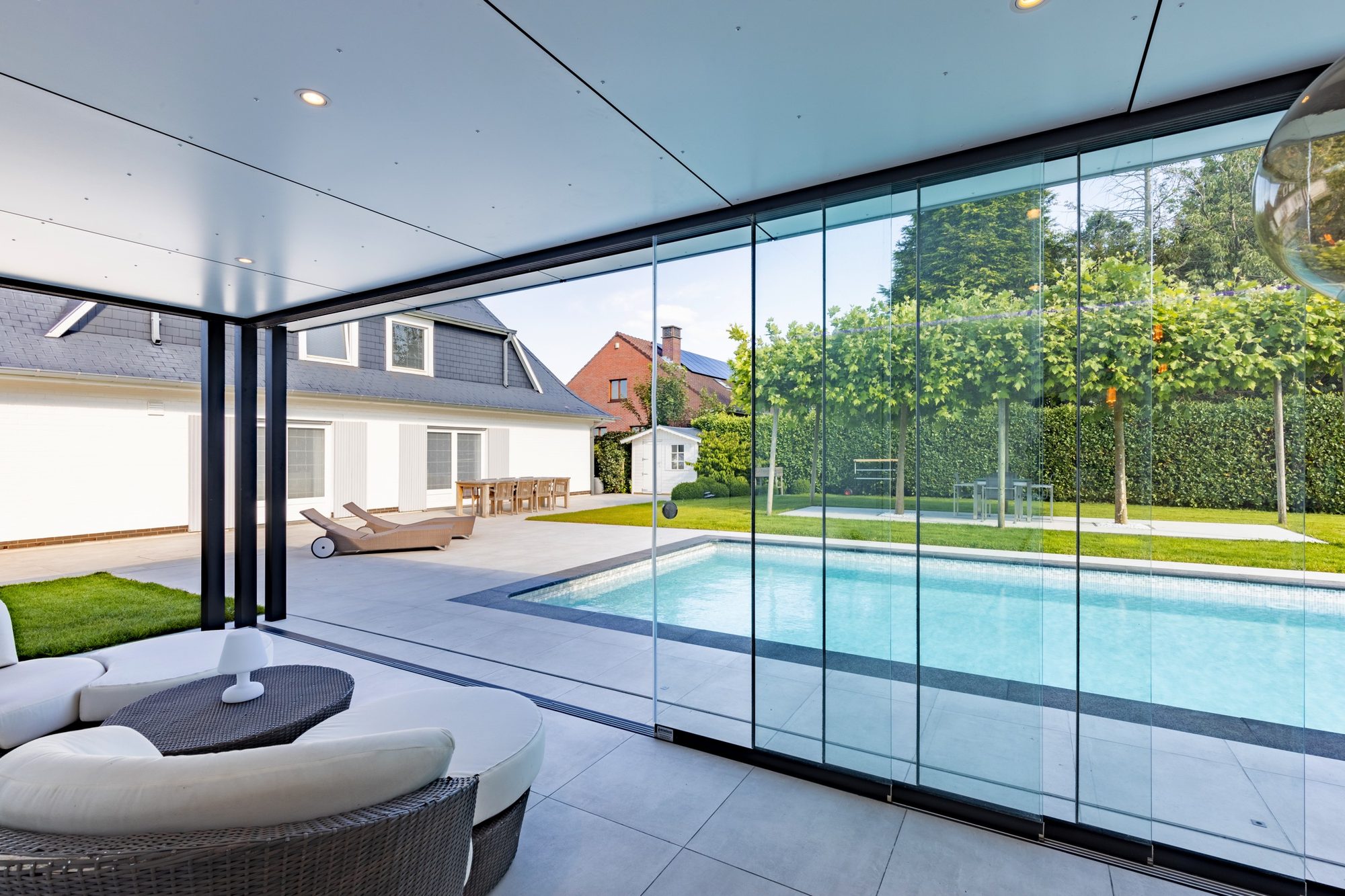 Poolhouse met schuiframen Sunflex