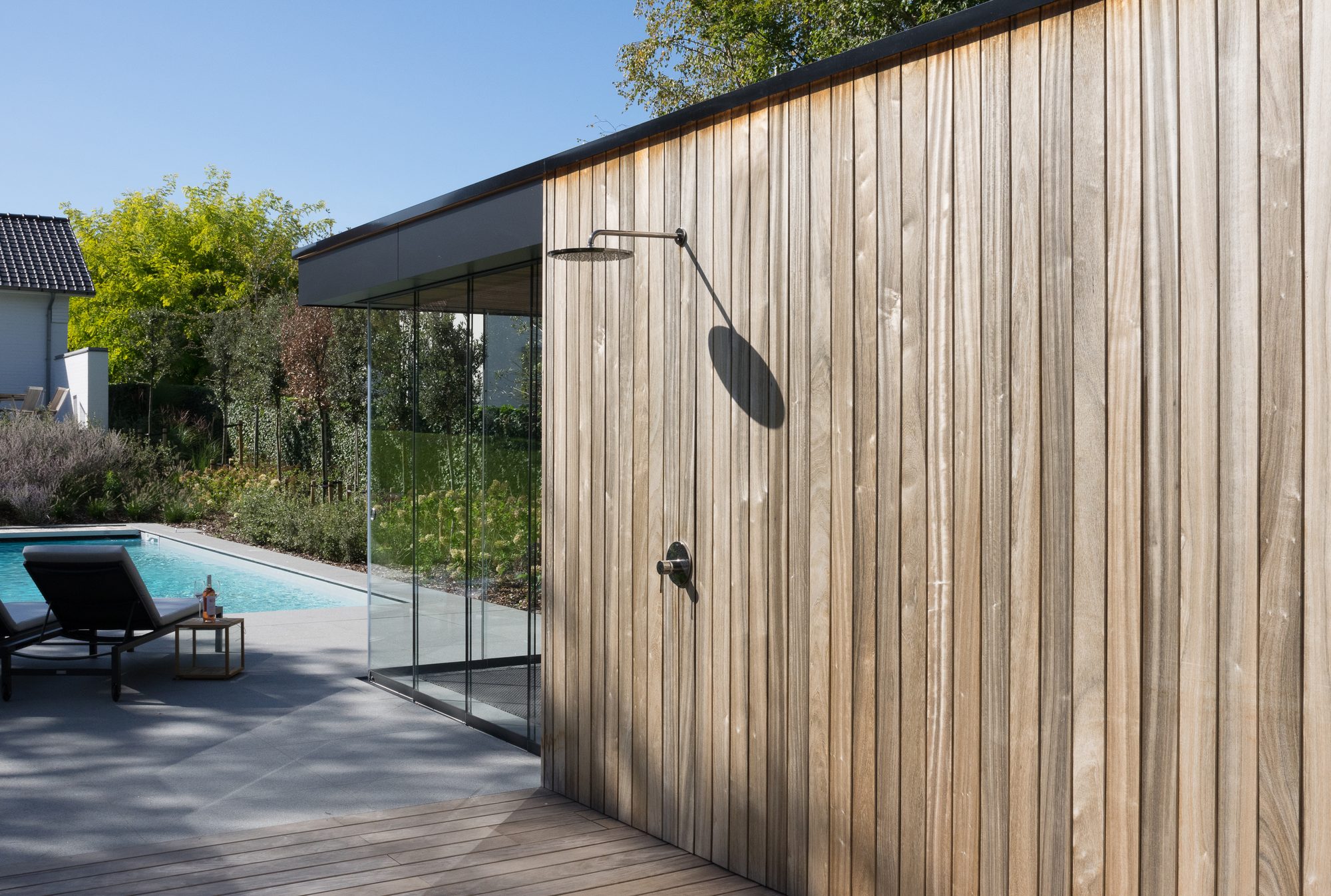 Pool house avec douche à l'extérieur