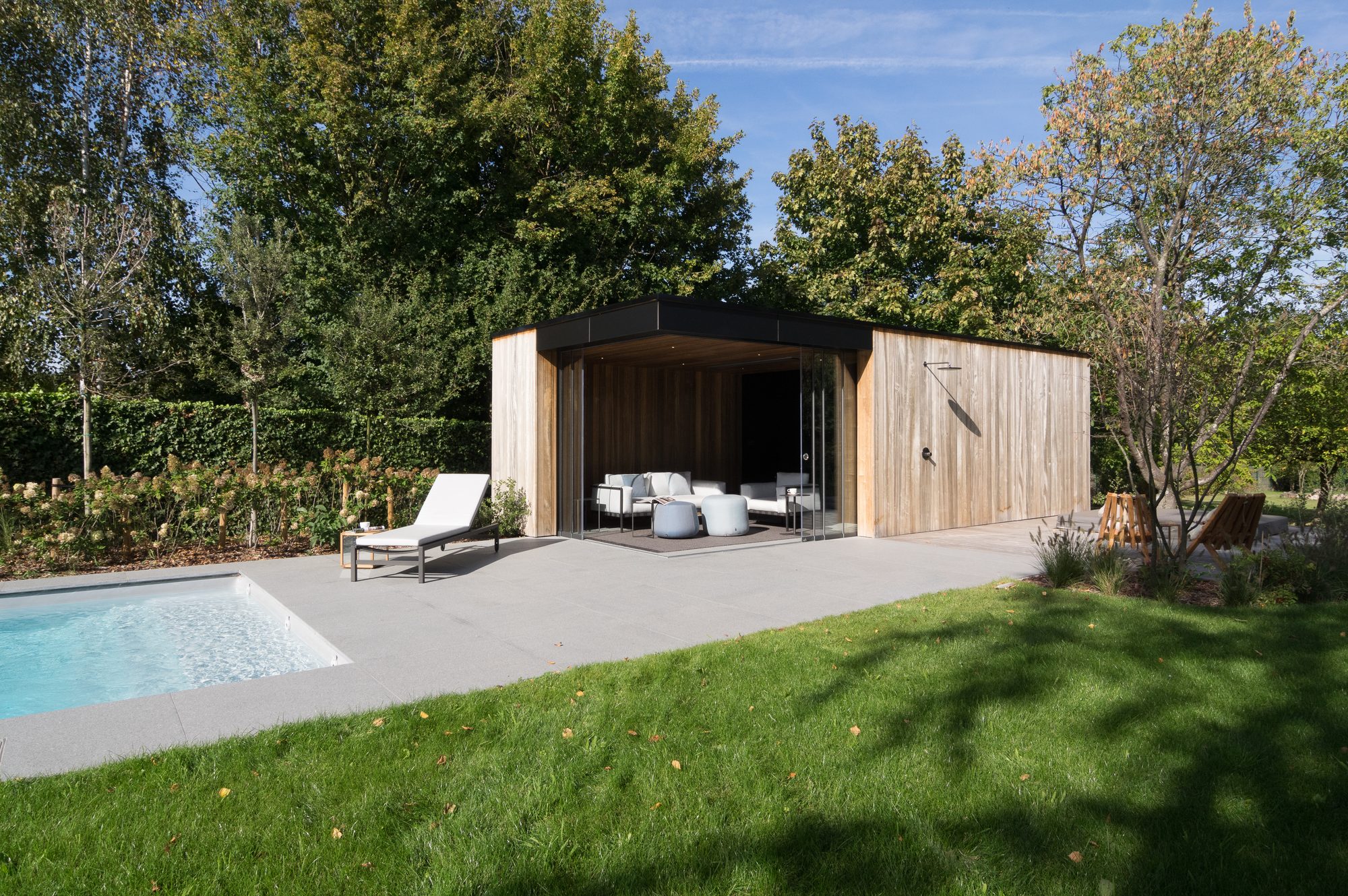 Abri de piscine moderne
