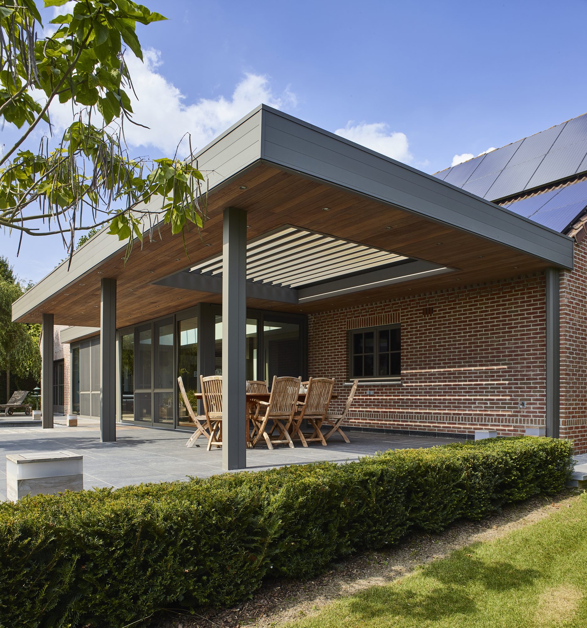 Aluminium pergola met geïntegreerd lamellendak