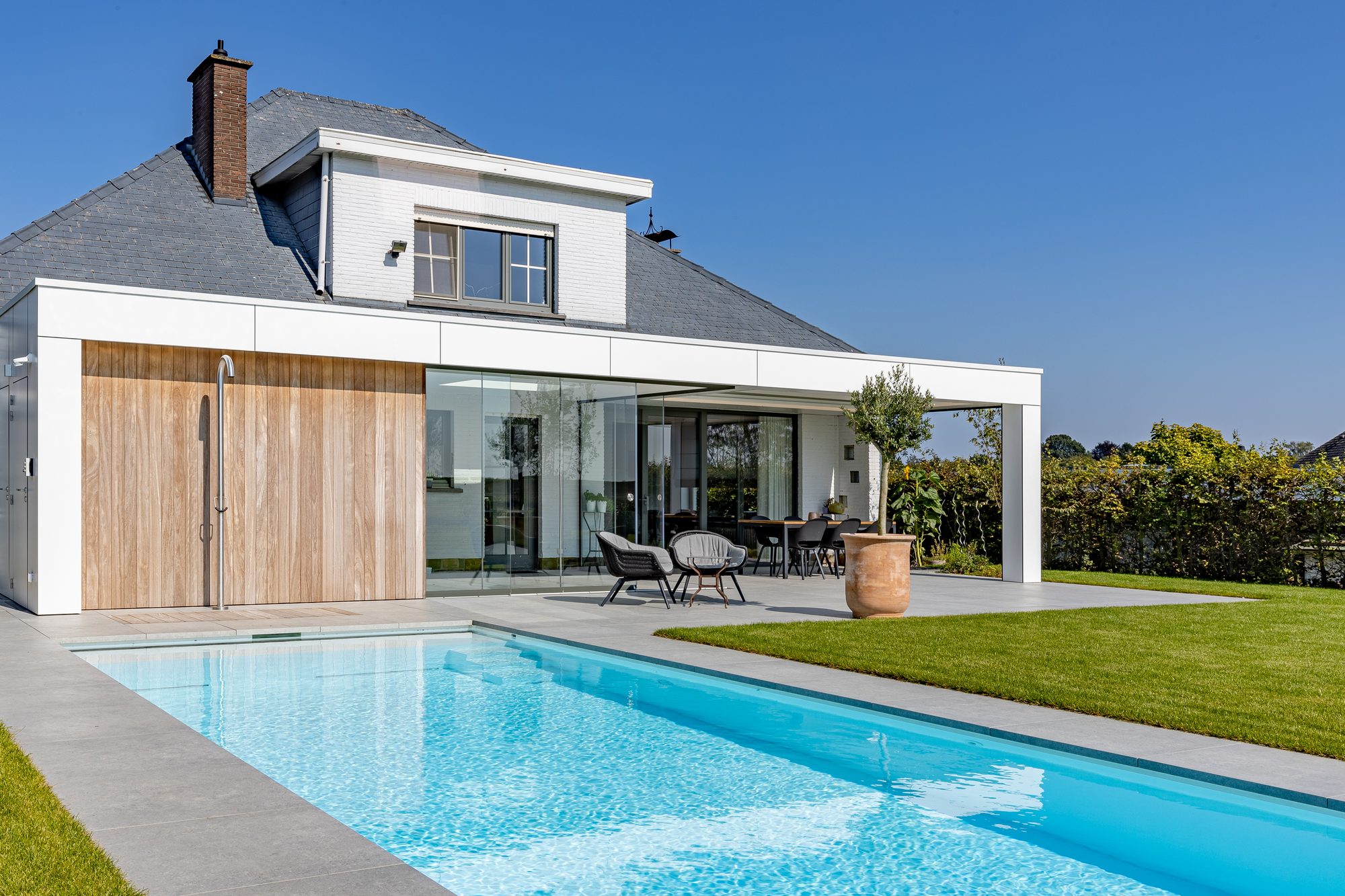 Moderne uitbouw met witte Trespa