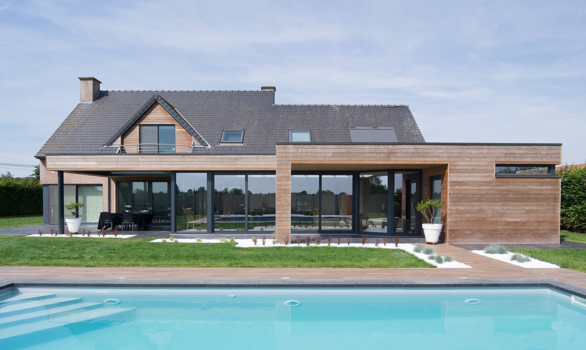 Houten uitbouw met overkapping