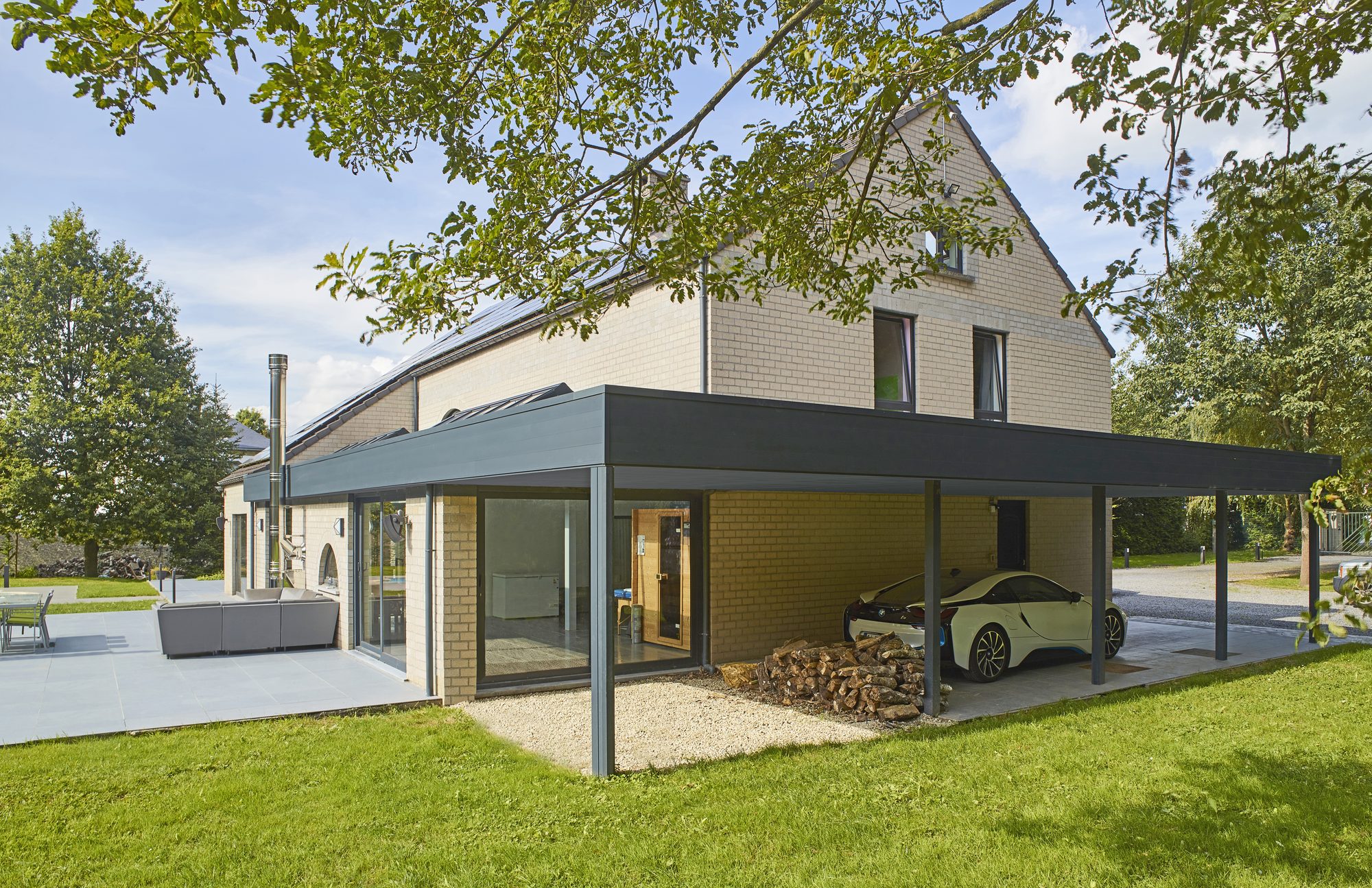 Woonuitbreiding met aangebouwde carport