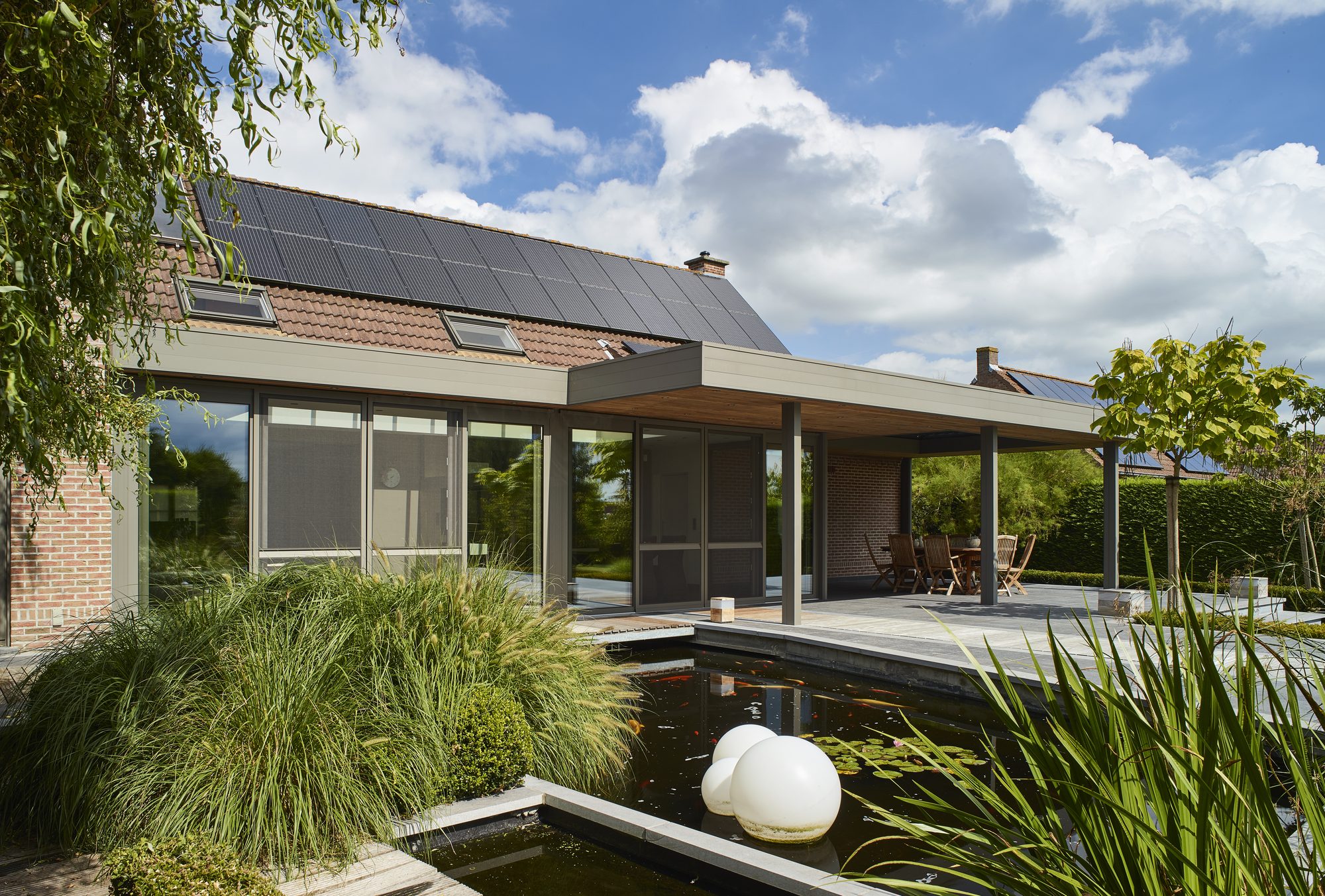 Moderne veranda met pergola