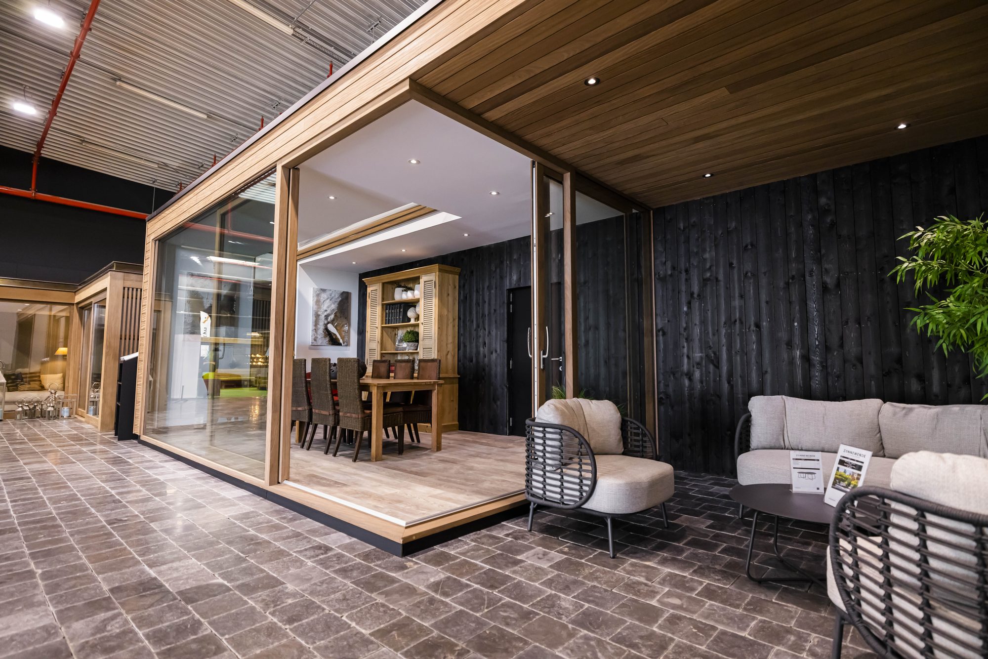 Véranda avec pergola en bois