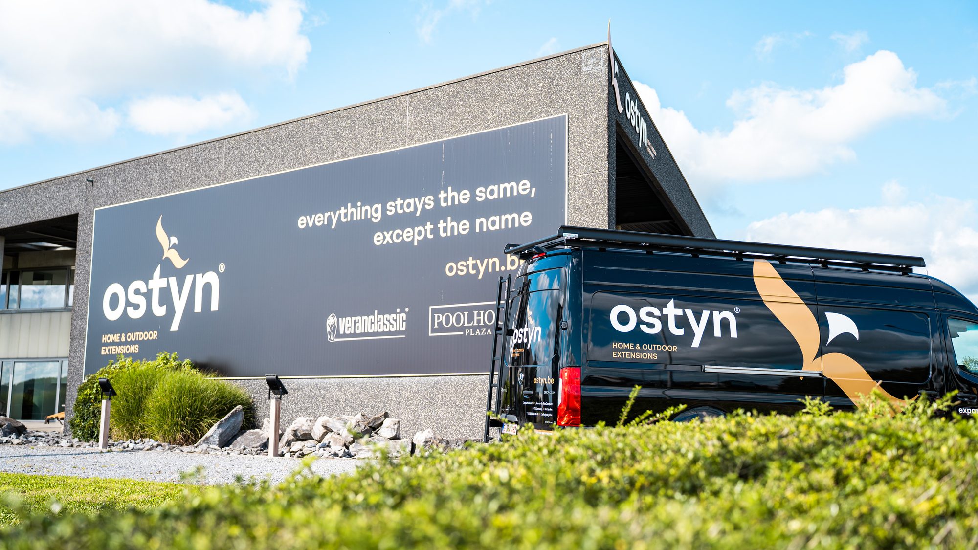 Camionnette d'Ostyn au showroom Ostyn à Dottignies