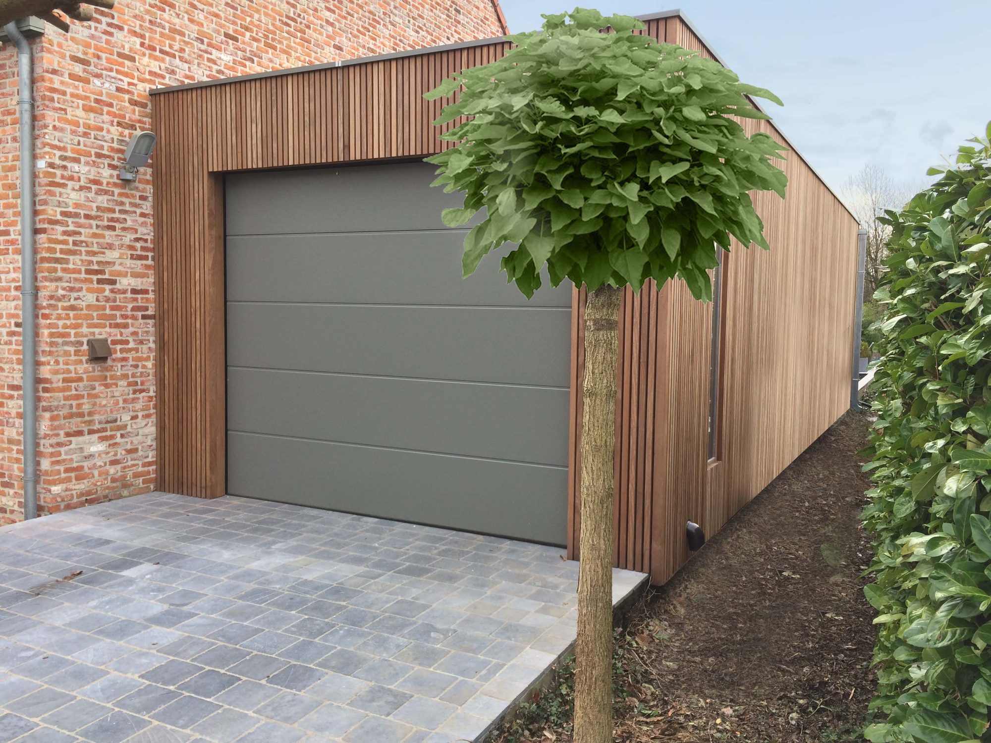 Garage moderne en bois avec porte sectionnelle