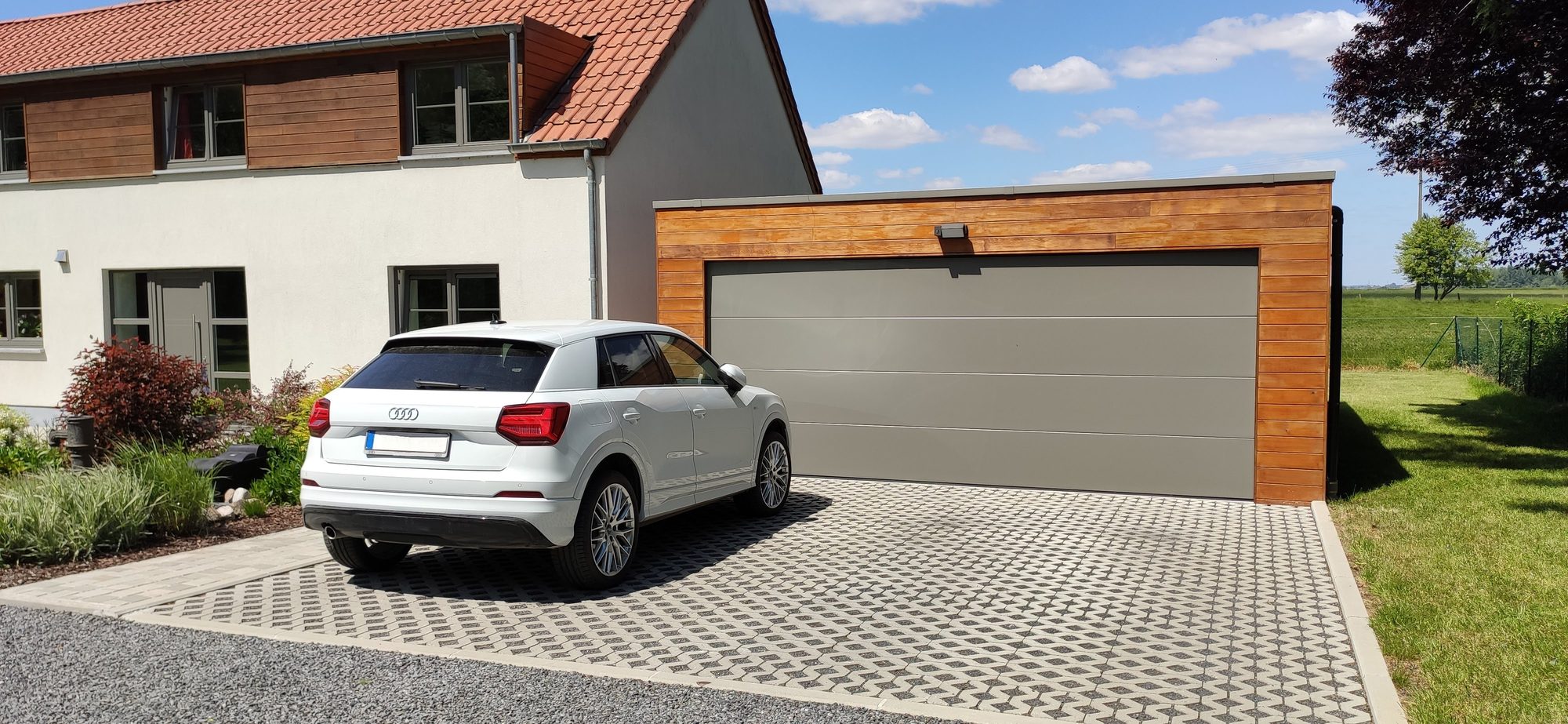 Garage moderne avec porte sectionnelle