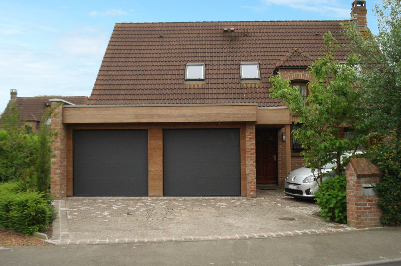 Dubbele houten garage met twee sectionale poorten