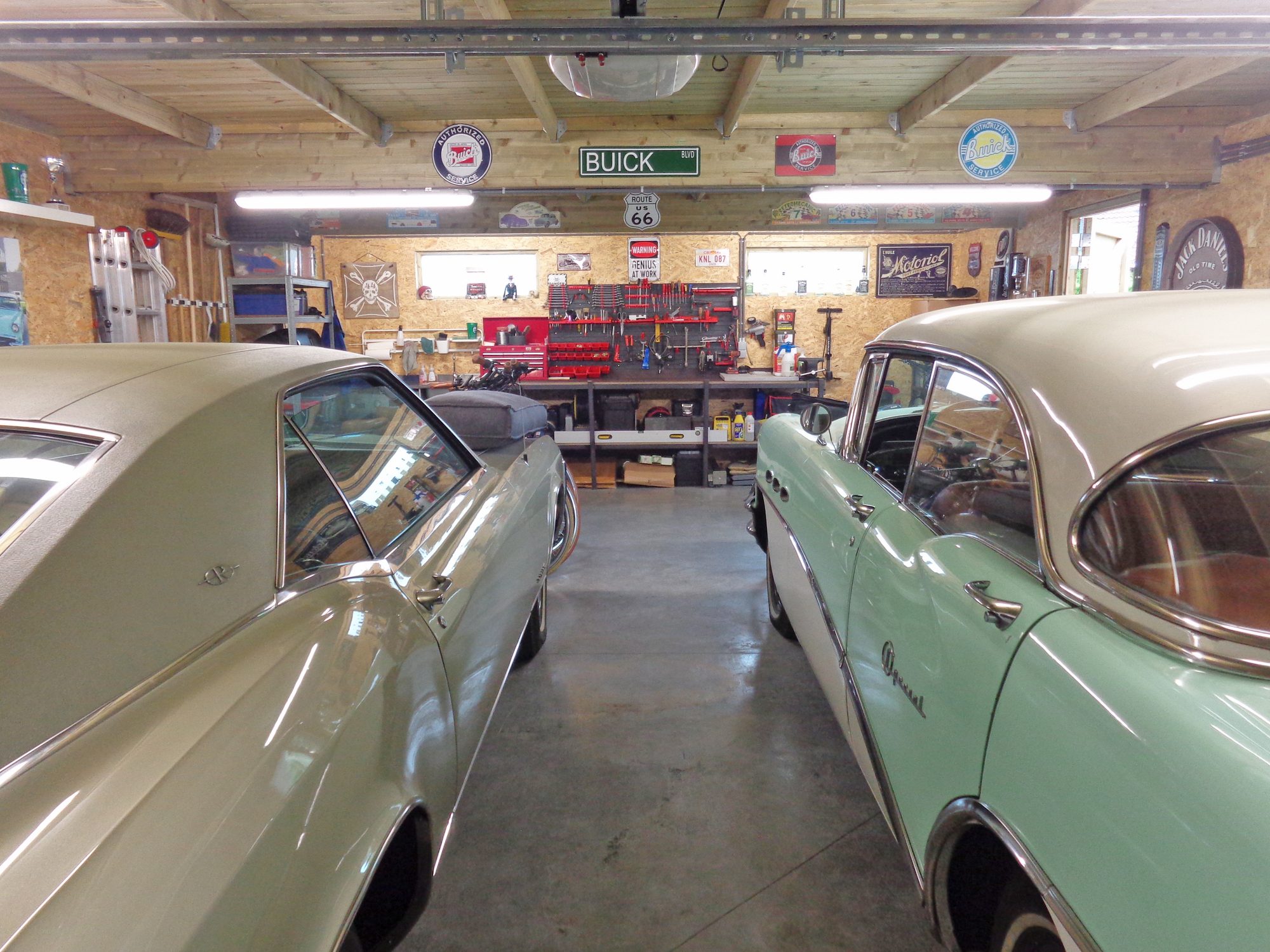 Deux anciennes voitures dans un double garage