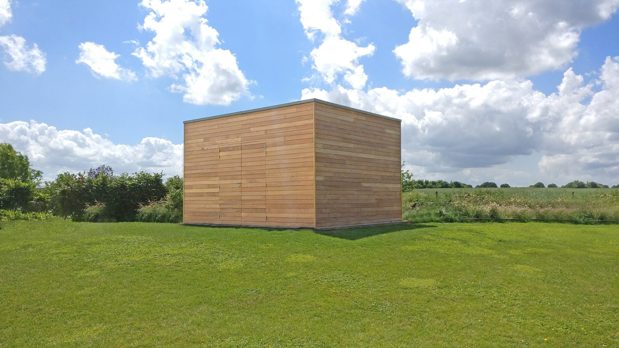 Abri de jardin moderne en bois iroko