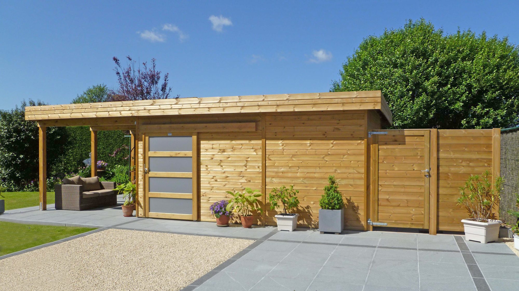 Abri de jardin en bois avec auvent