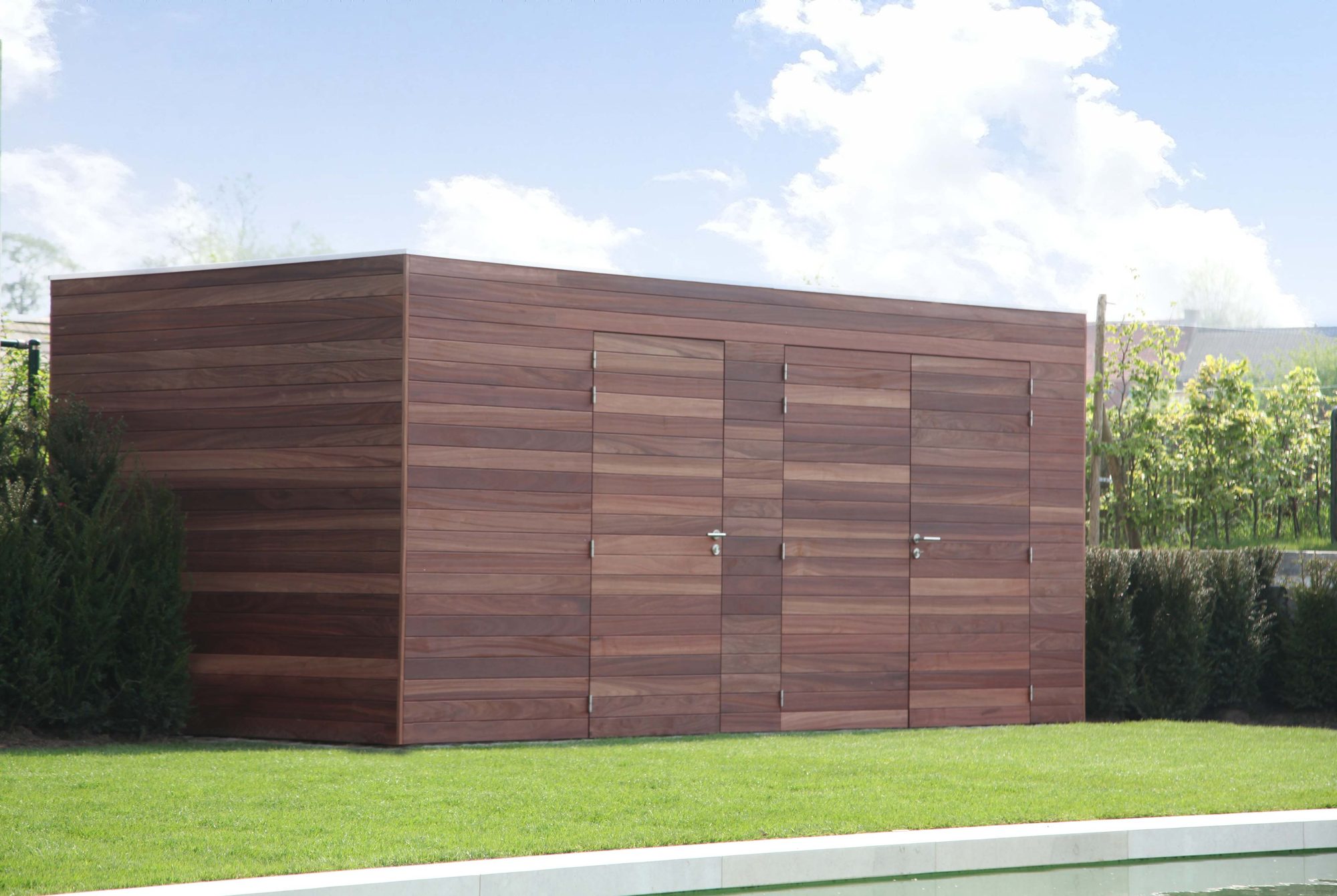 Modern tuinhuis in padoek met twee deuren