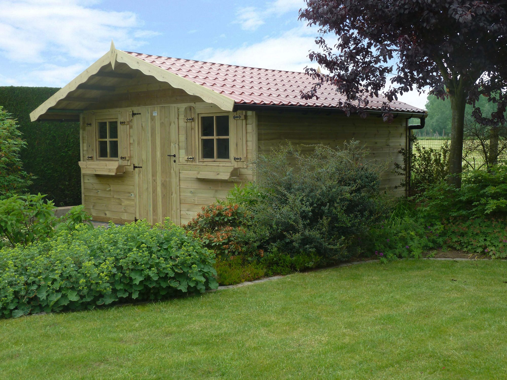 Abri de jardin classique avec toit en pente