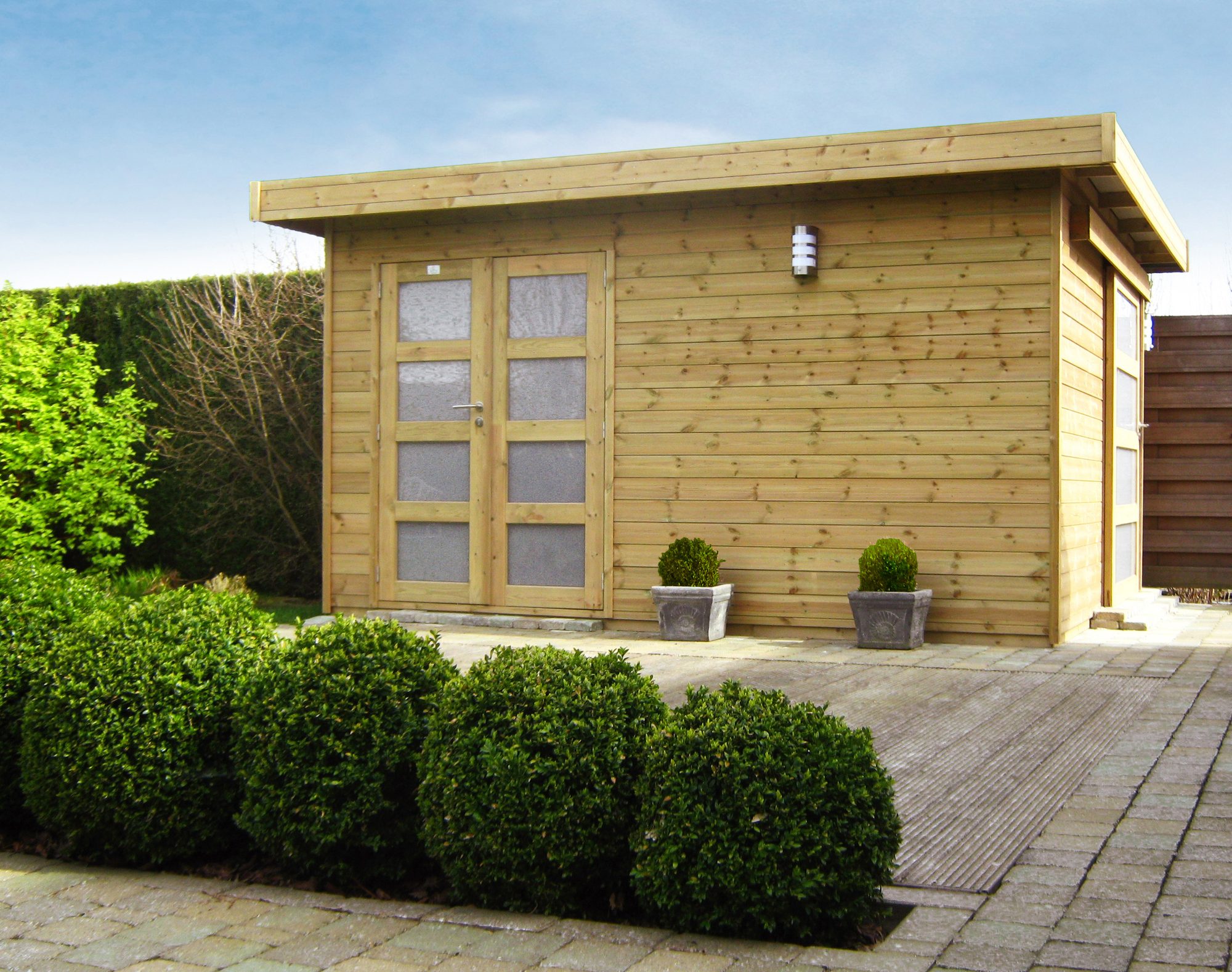 Moderne houten tuinberging met plat dak