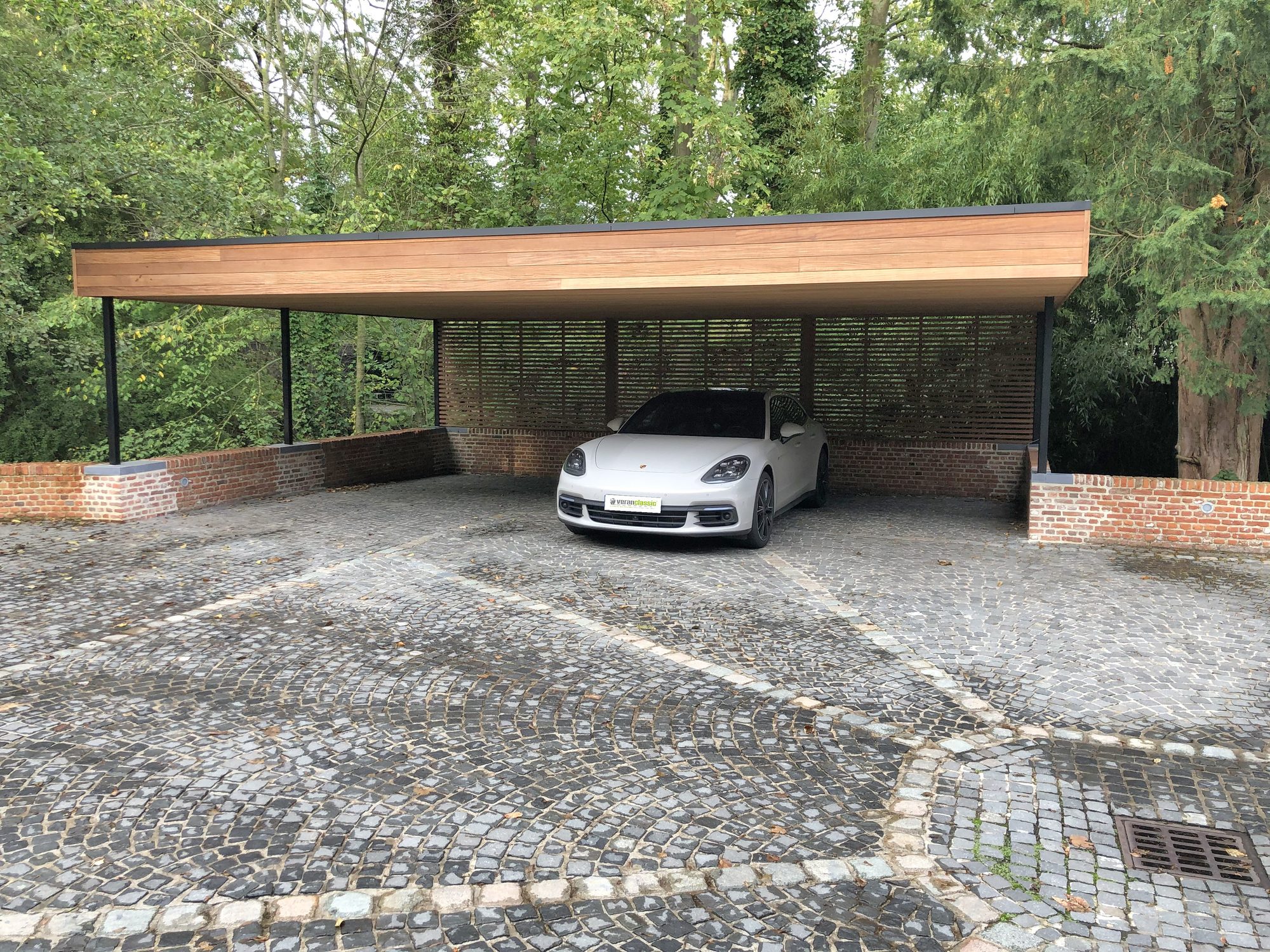Carport indépendant en afrormosia et acier