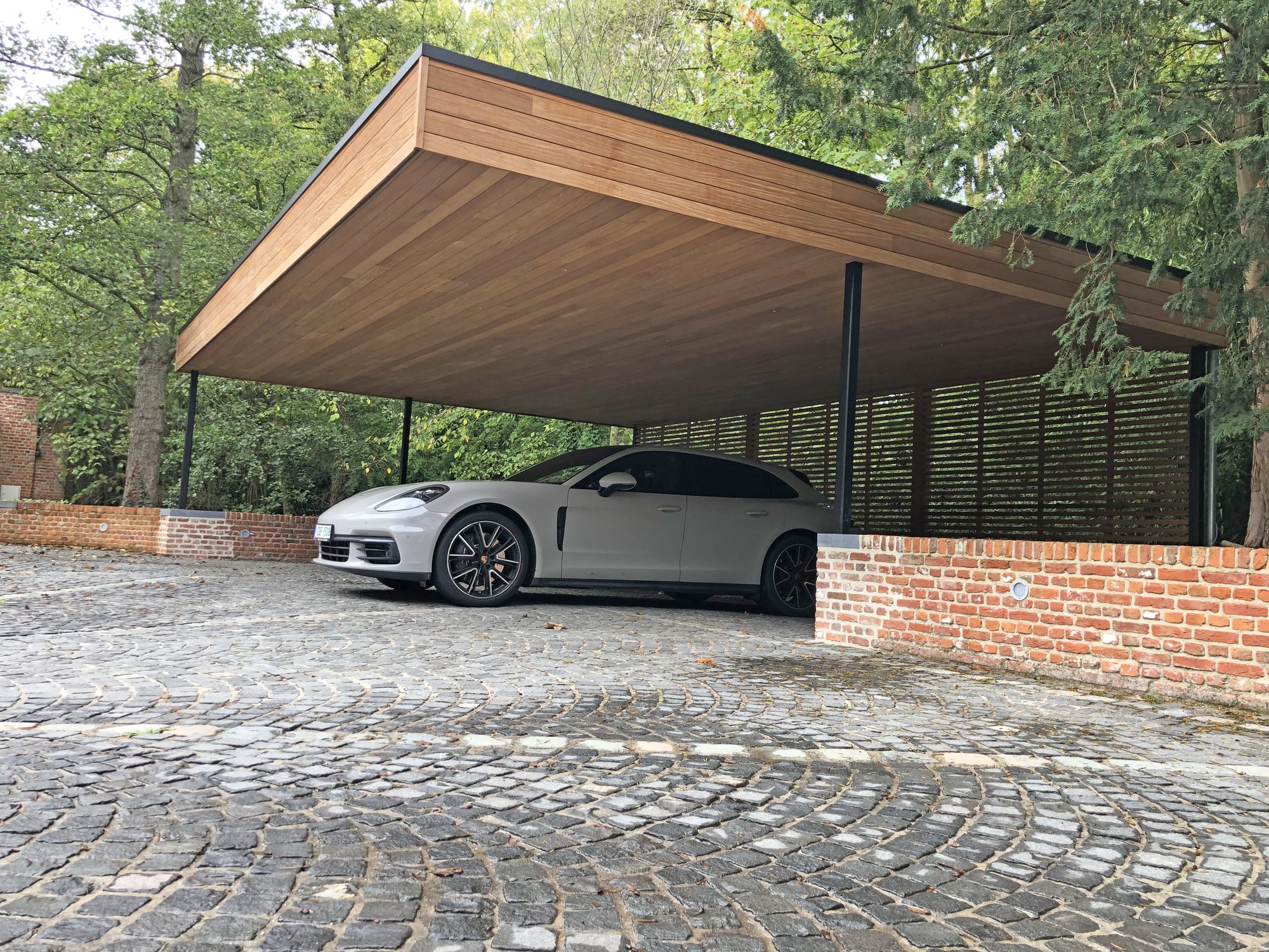 Carport avec revêtement en bois
