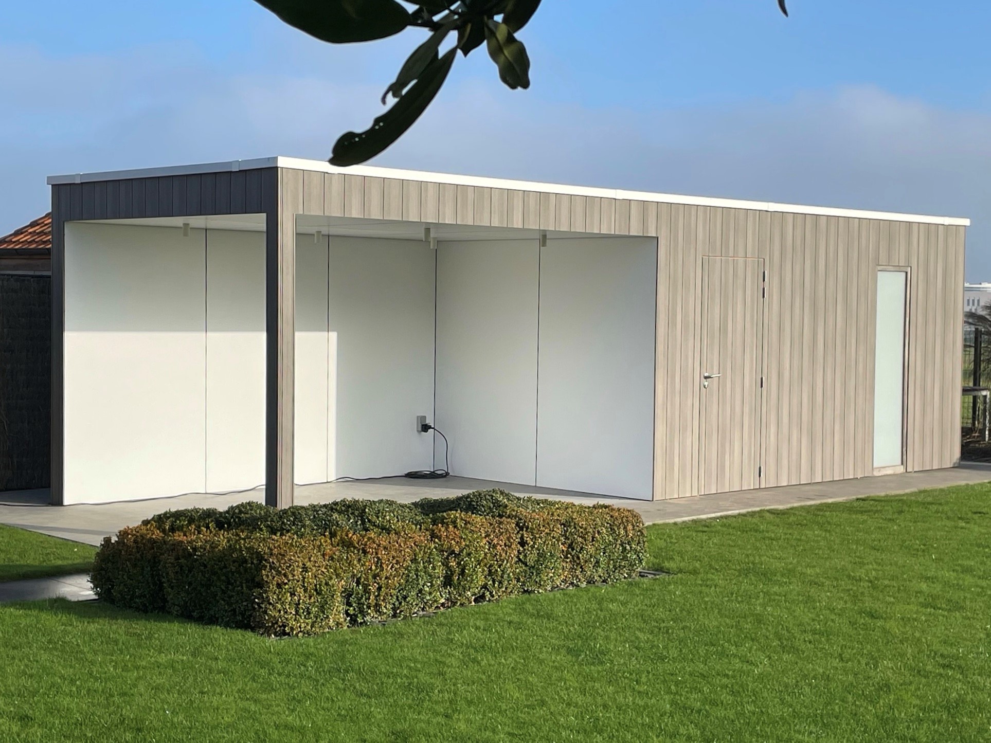 Tuinhuis met overkapping in Trespa Pura