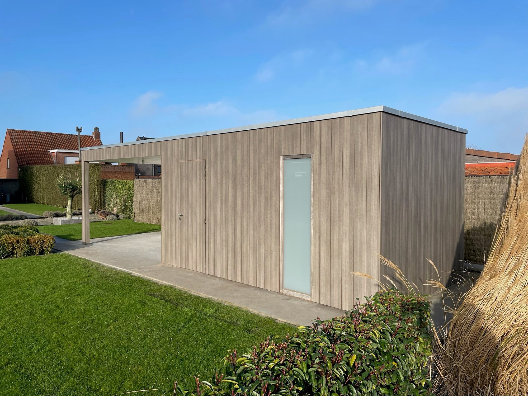 Tuinberging met overkapping in Trespa Pura