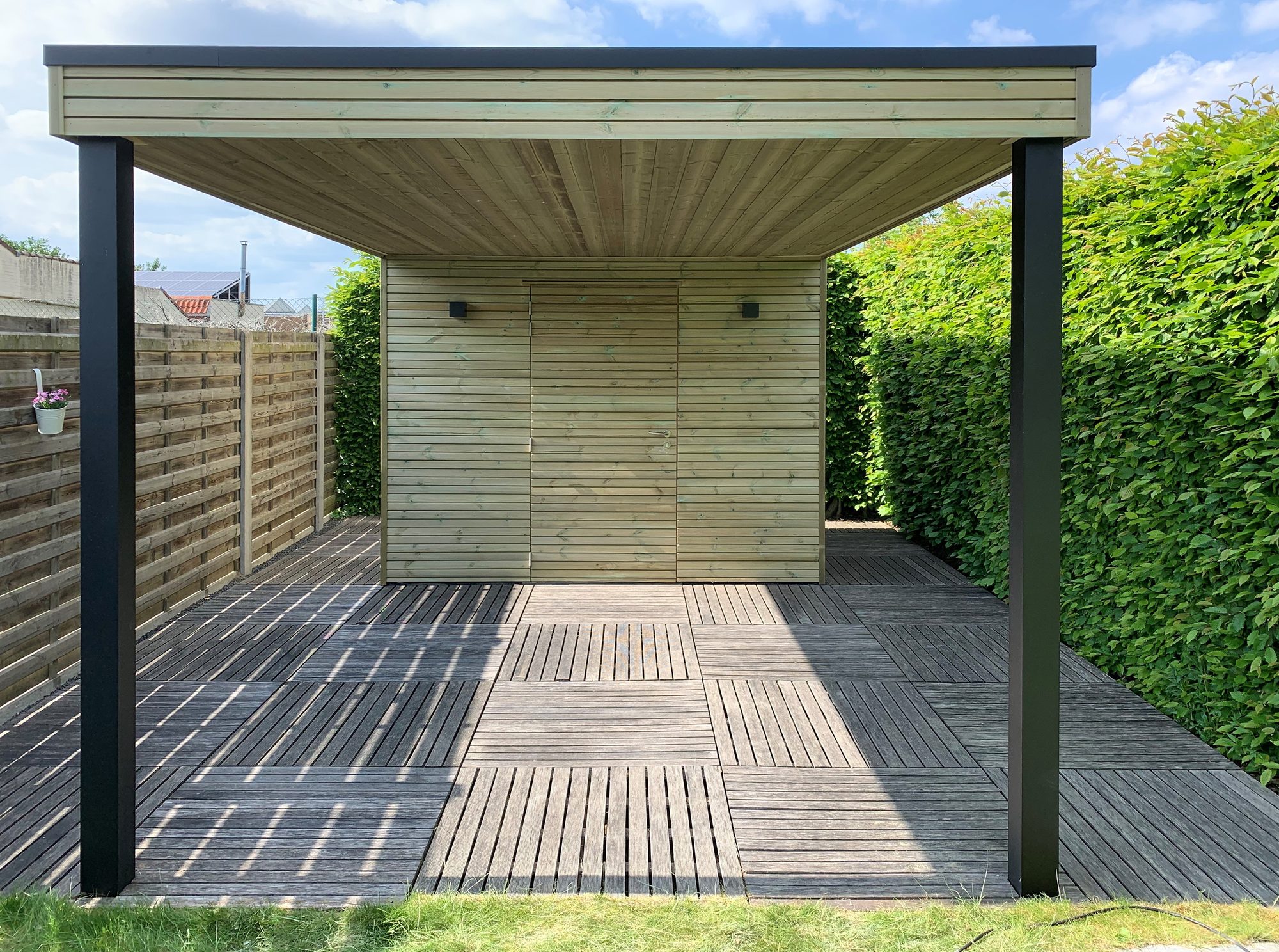 Abri de jardin en bois avec auvent