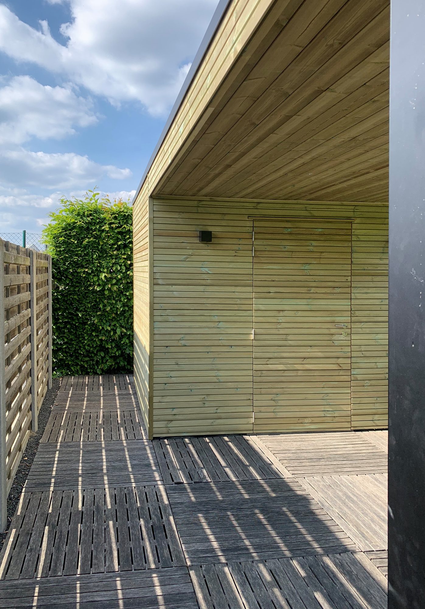 Abri de jardin moderne avec auvent