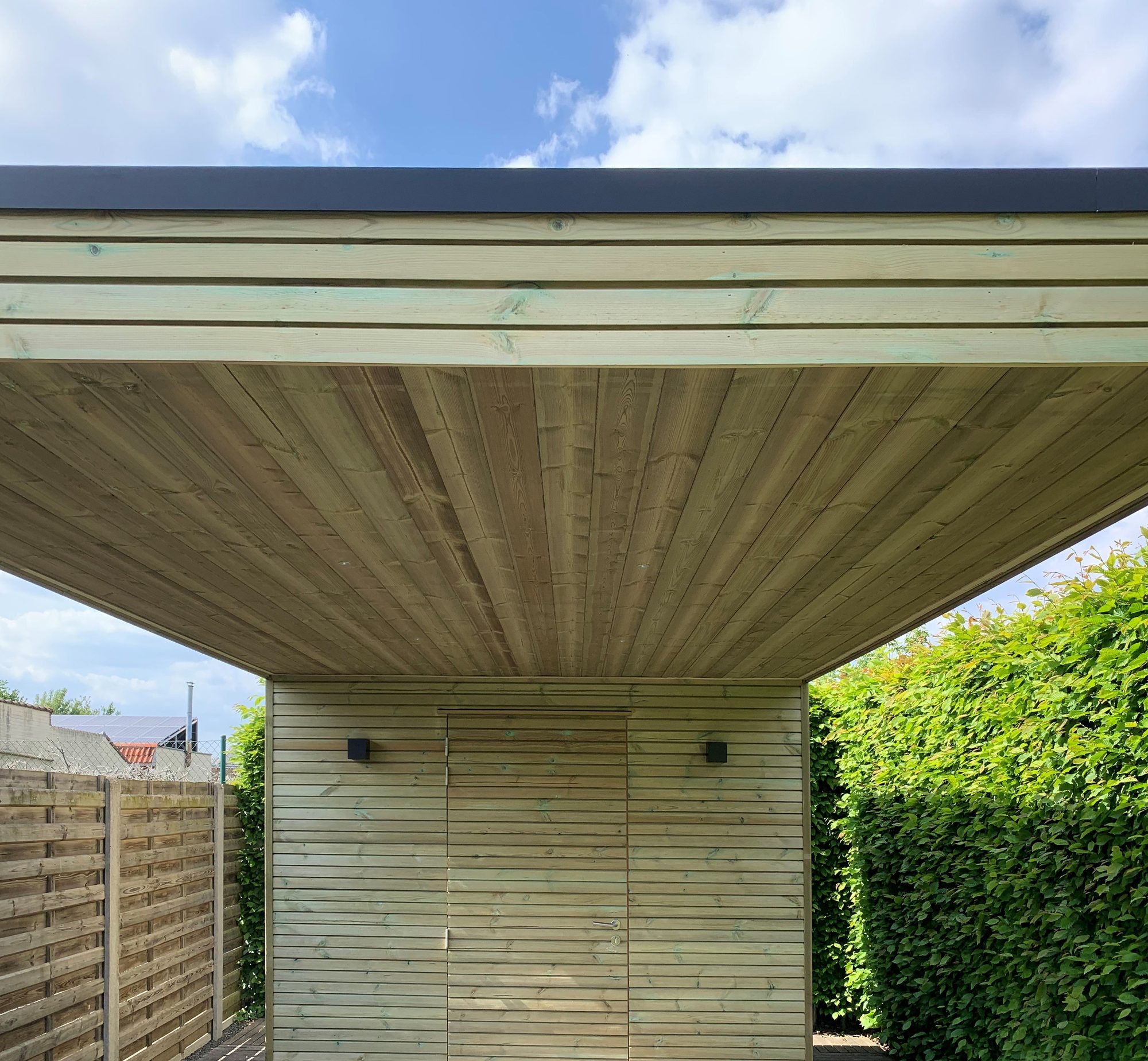 Abri moderne en bois avec auvent