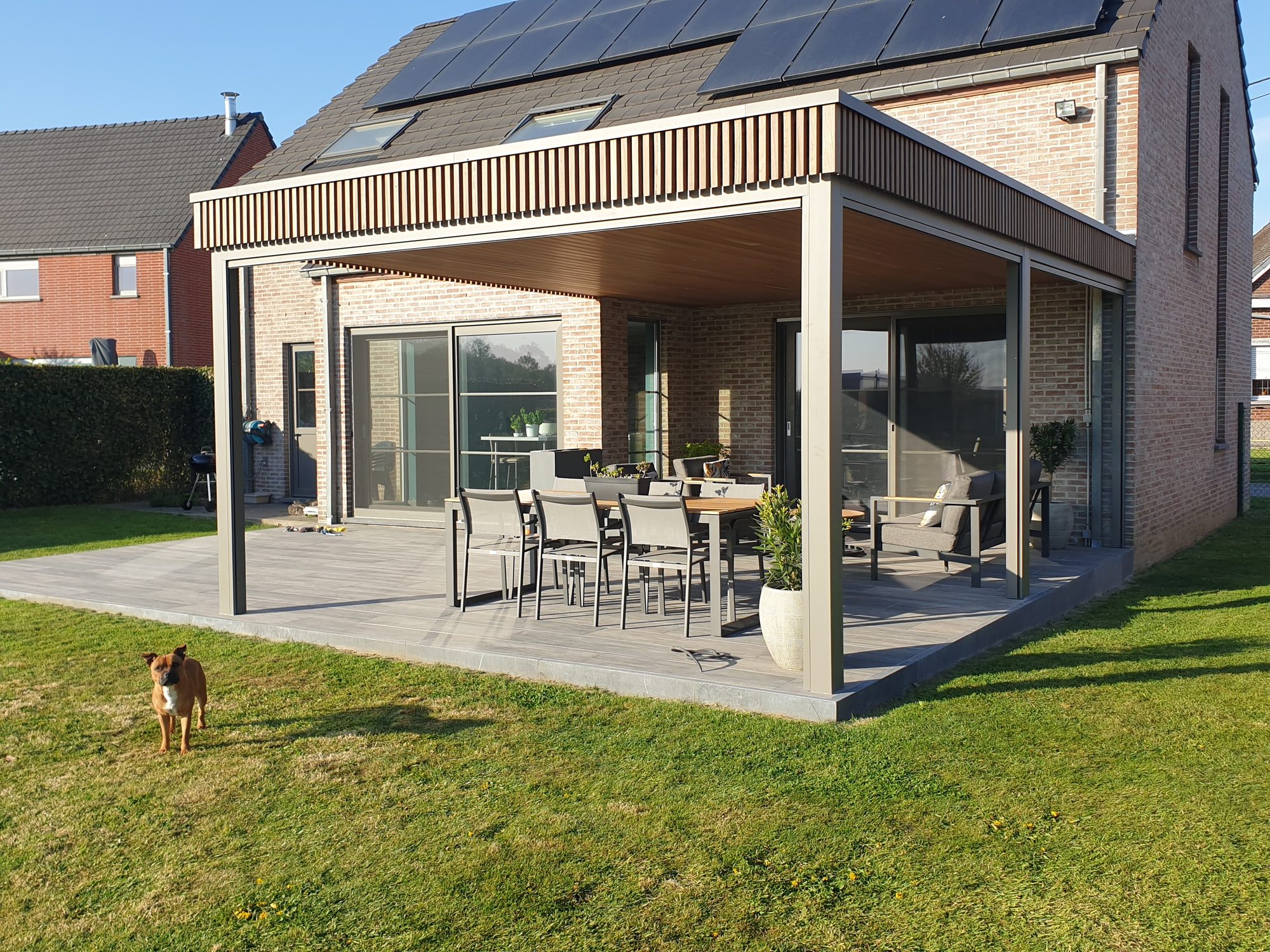 Pergola met houten dakrand en aluminium palen