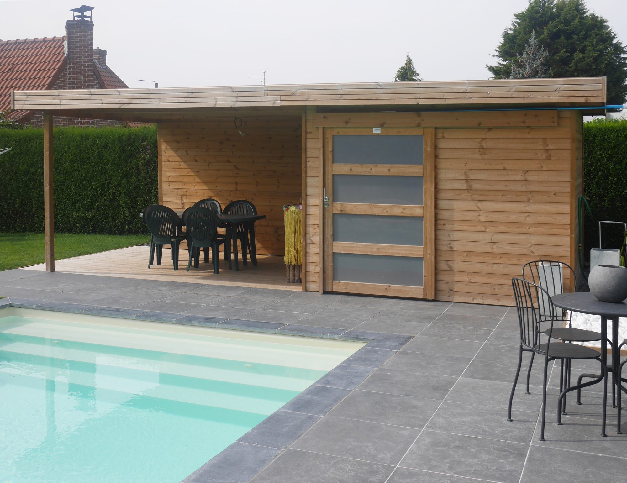 Modern tuinhuis met overkapping