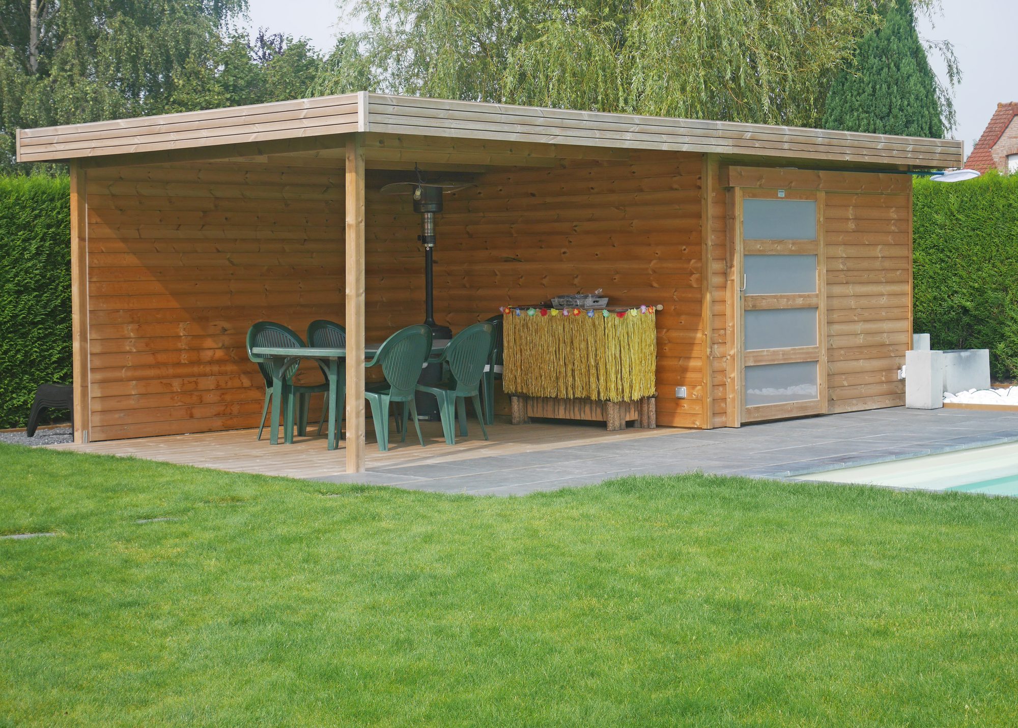 Houten tuinhuis met overkapping