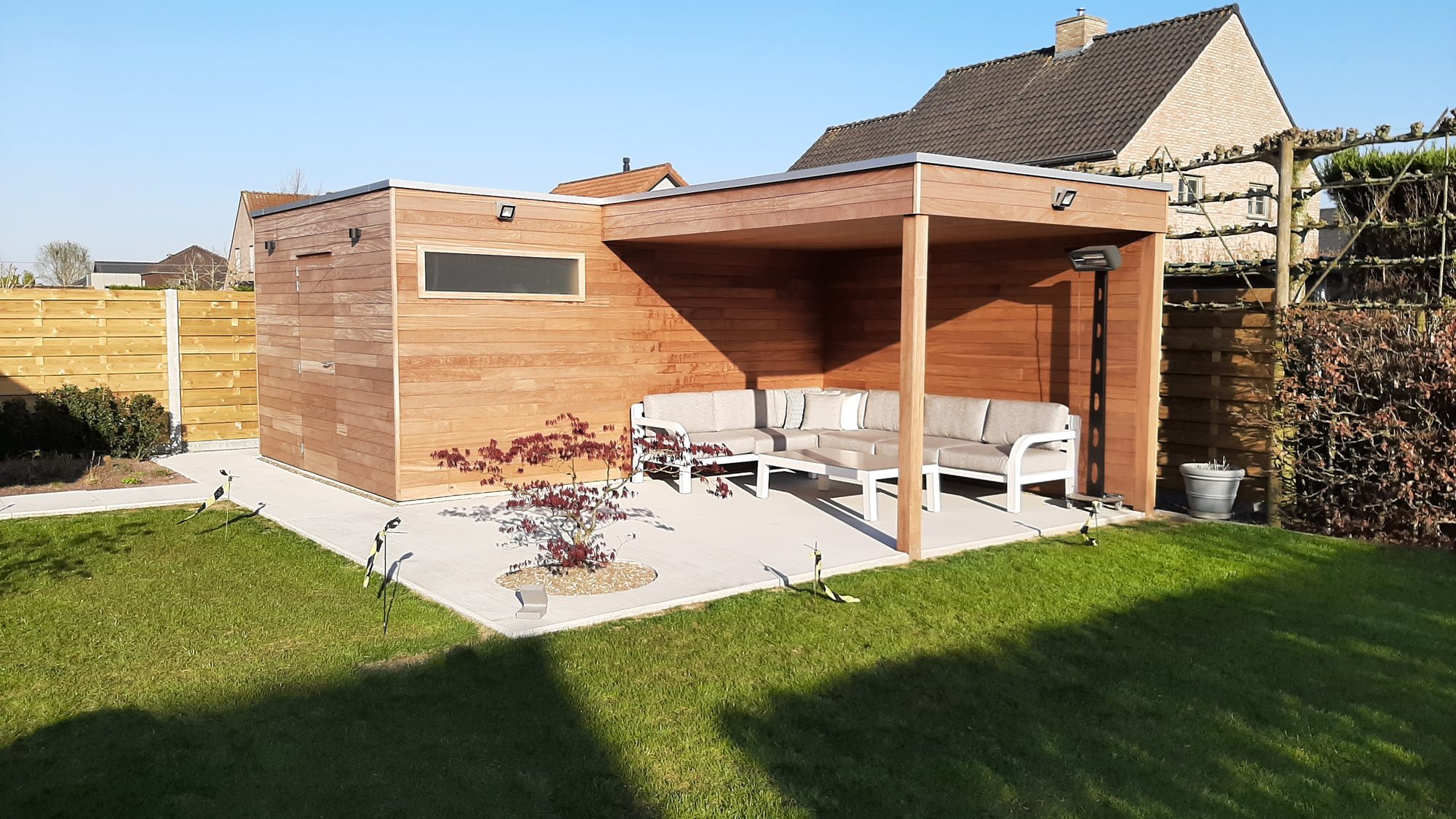 Abri de jardin modern avec auvent