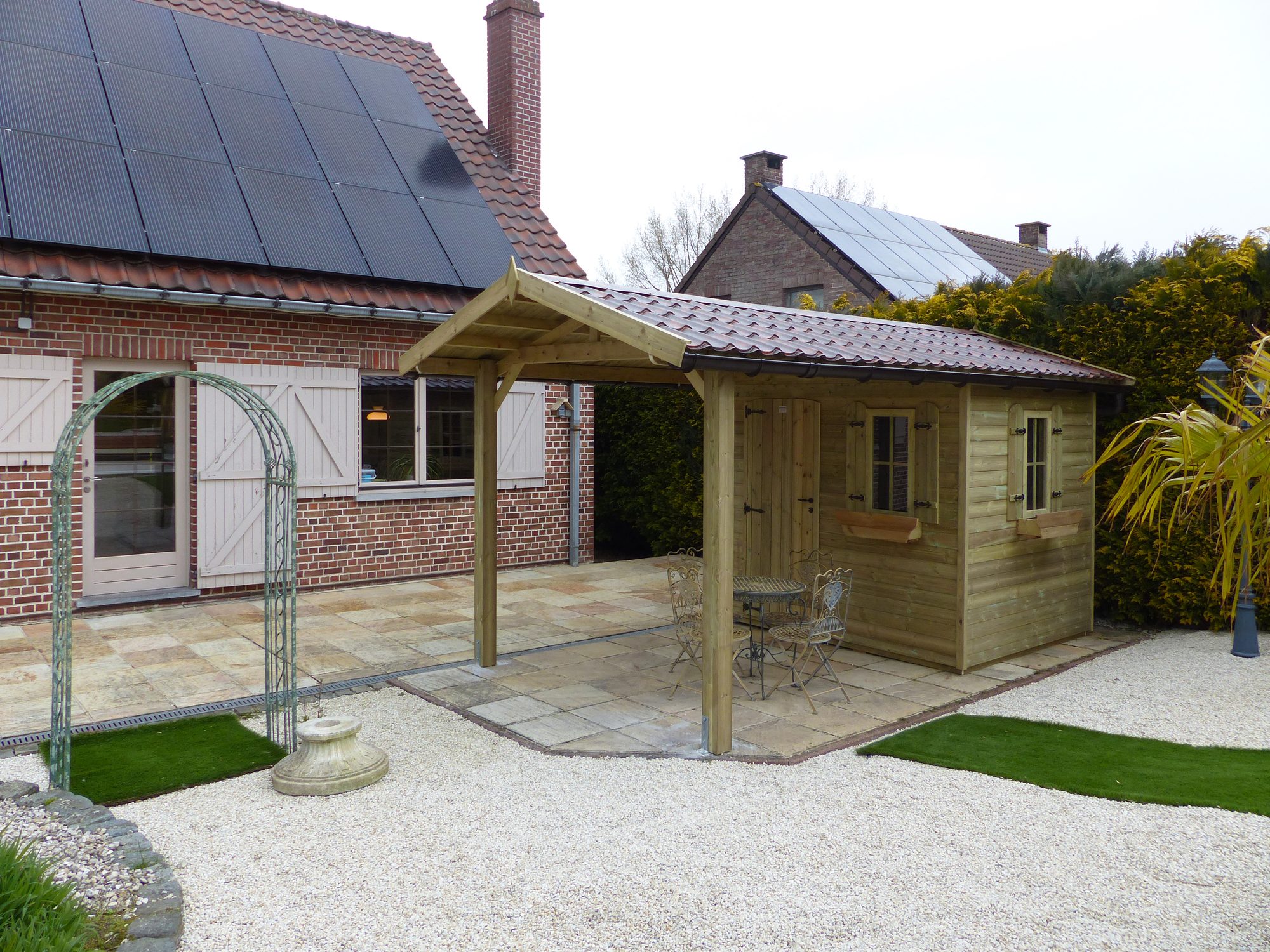 Abri de jardin classique avec auvent