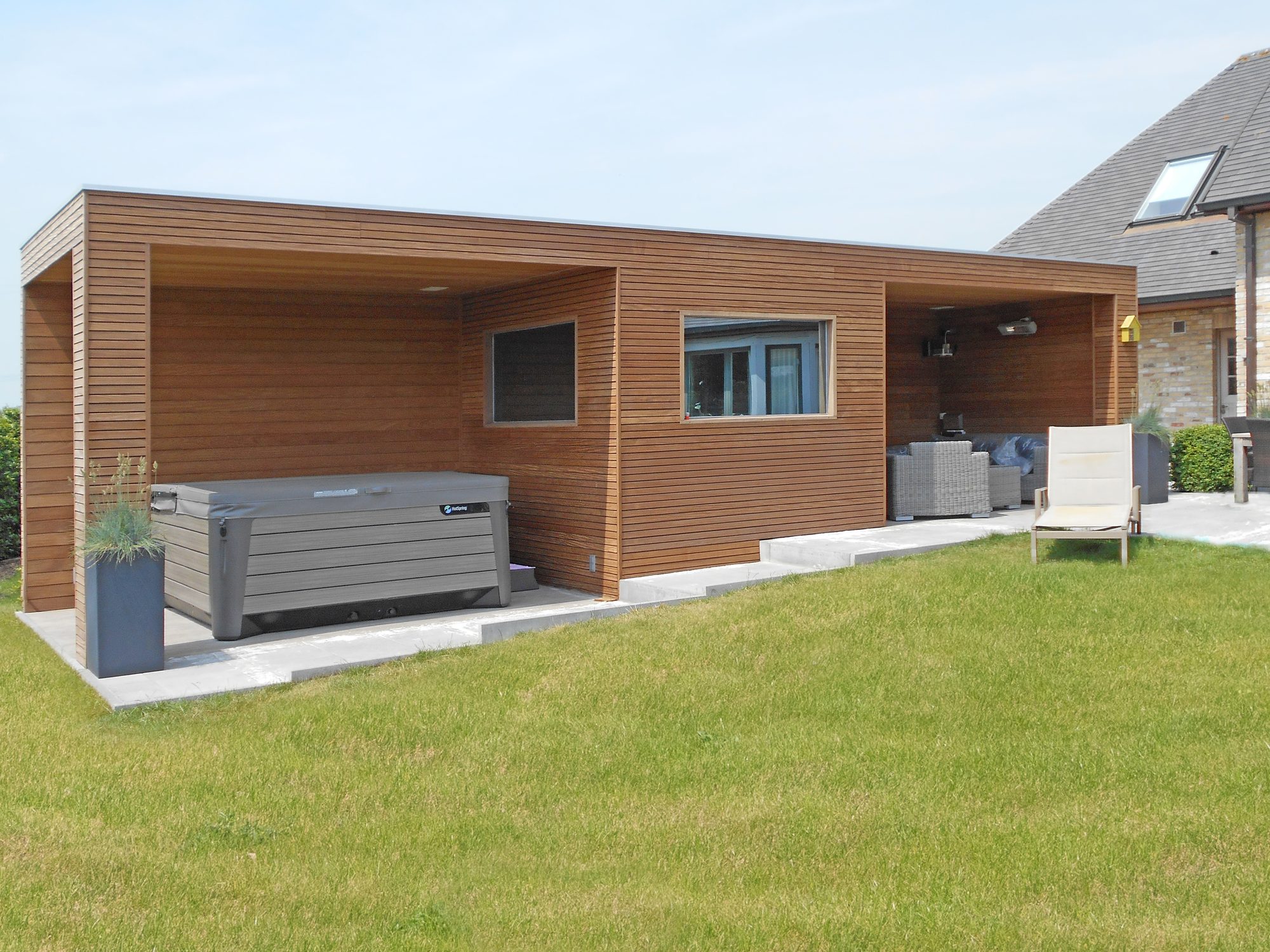 Houten bijgebouw met sauna, jacuzzi en overdekt terras