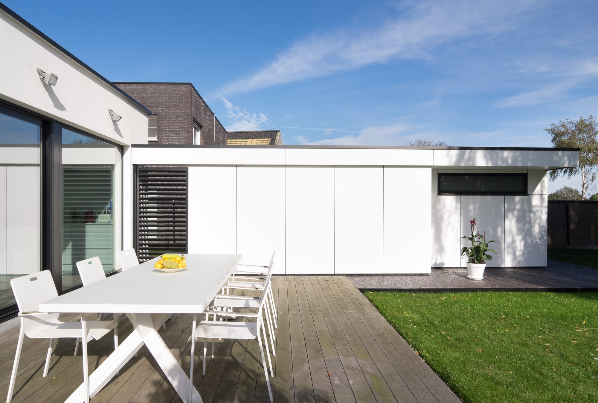 Tuinhuis met witte trespa