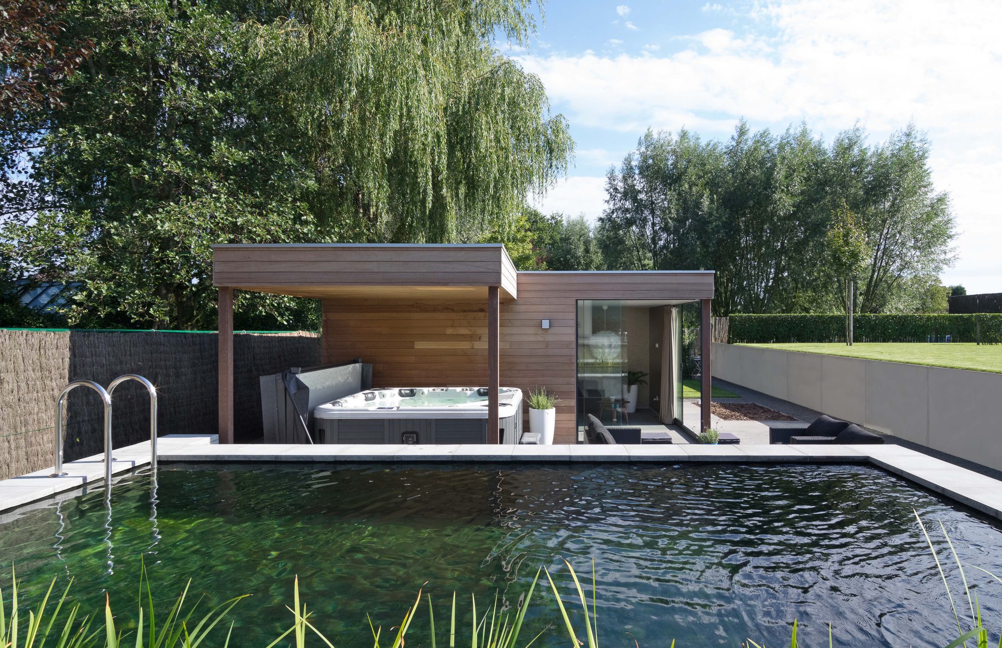 Bijgebouw aan zwemvijver